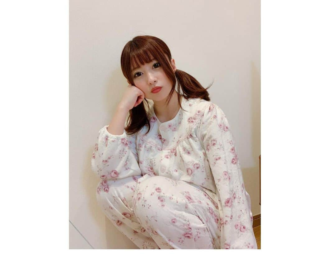 成瀬心美さんのインスタグラム写真 - (成瀬心美Instagram)「♫ . . この間 あきのさんと さとみさんと お泊まり会したの☺️！ . . 美味しいスイーツと お揃いの部屋着を買ってきてくれて なんかもうすごく嬉しくて たのしー！！！！！ って感じだったのに . . 「ここみんはこっち着てね。」 . . って私に似合いそうなパジャマを 別で買ってきてくれてて… . . ちんちくりんやないかい… . . 載せるか迷ったわ笑 . . 焼肉食べてお腹壊したり 朝までドンジャラしたり 沢山話して 楽しい2日間でした☺️ . . #お泊まり会」1月6日 17時33分 - coco3ndazo