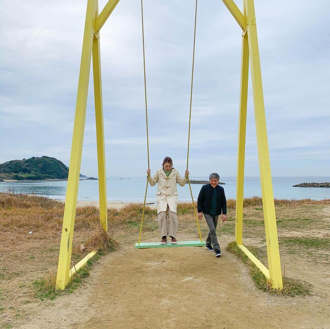 松山愛里さんのインスタグラム写真 - (松山愛里Instagram)「久しぶりに糸島に行ってきたよ🏝🌞 お父さん👨🏻に背中を押してもらって大きいブランコに乗ってみたけど、怖くて一瞬で終わる。笑 #糸島#二見ヶ浦海岸#二見ヶ浦夫婦岩#実はブランコ苦手」1月6日 17時27分 - airi__matsuyama