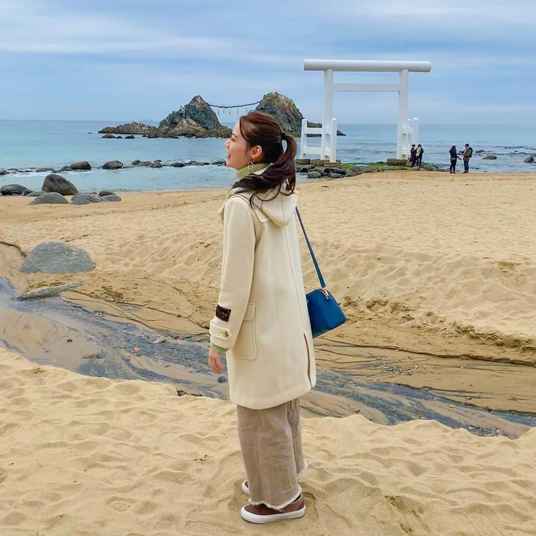 松山愛里のインスタグラム：「久しぶりに糸島に行ってきたよ🏝🌞 お父さん👨🏻に背中を押してもらって大きいブランコに乗ってみたけど、怖くて一瞬で終わる。笑 #糸島#二見ヶ浦海岸#二見ヶ浦夫婦岩#実はブランコ苦手」