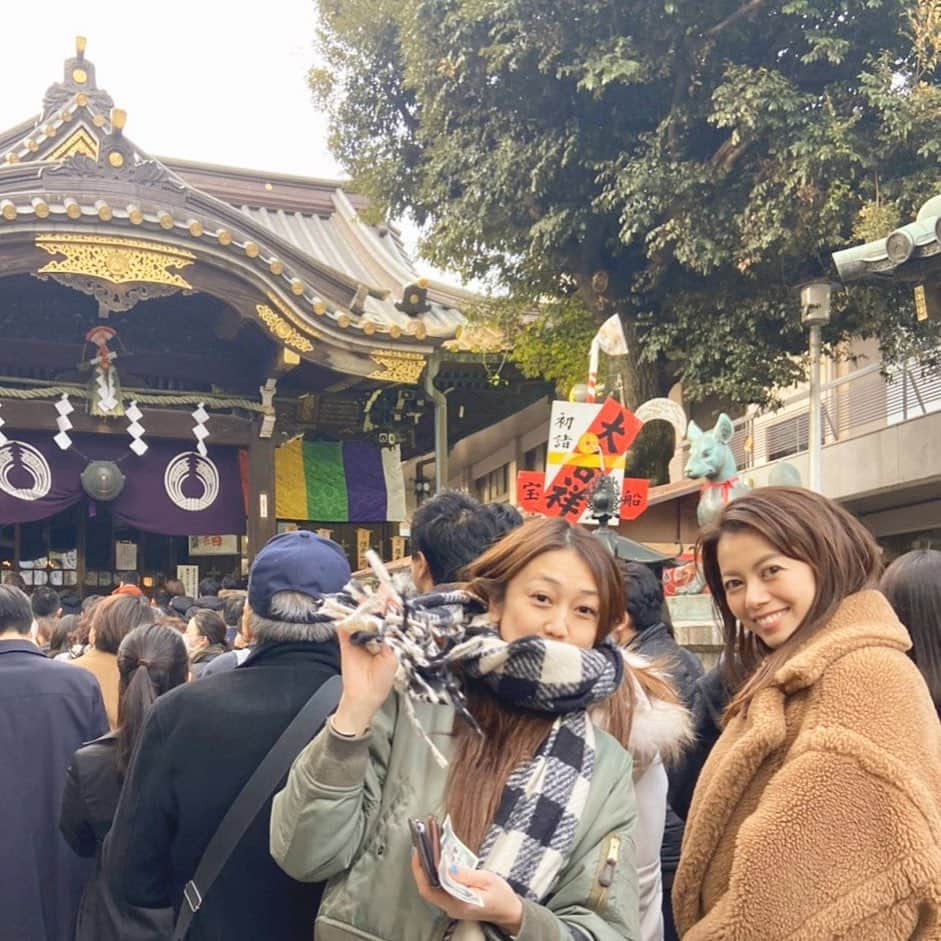 中林美和さんのインスタグラム写真 - (中林美和Instagram)「本日仕事初めでした💕 そして今年もえっちゃんと豊川稲荷にお詣りに。 背筋がシャキッとする思いです。  たくさんの幸せが訪れますように、 また気持ちを新たに精一杯がんばりたいと思います。 改めて今年も皆様どうぞよろしくお願い致します❣️ . #maroa#maroaorganic#マロア #毎日今日が一番いい髪 @maroa_organic」1月6日 17時42分 - miwanakabayashi