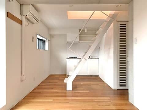 グッドルームさんのインスタグラム写真 - (グッドルームInstagram)「東京 #蒲田 ワンルーム 39.81㎡ ⁠ ▼階段に贈る特別賞⁠ ⁠ ⁠ 間取りは1Rでメゾネットタイプ。⁠ 最上階で南向きのお部屋なんです。⁠ 差し込む光と無垢床は、お部屋を暖かな印象に。⁠ ⁠ 南側には、無垢床をより近くで感じられる⁠ ローソファ等を置くのが良いかもしれませんね。⁠ ⁠ 収納が3つあるので、約17帖の空間には⁠ ラック等を置くことなく、ありのまま使えます。⁠ ⁠ そして階段を上ってオレンジに光る上階へ。⁠ ⁠ （おっ、これはこれは。かなり広い。）⁠ そうなんです。ルーフバルコニーなんです。⁠ ⁠ ここに椅子や机を置いてしまえば、⁠ わざわざ朝食を持っていってまで食べたくなる、⁠ オープンエアカフェの完成じゃないでしょうか。⁠ ⁠ 良い洋室と良いルーバル。⁠ 階段が1つの〈良いお部屋〉にしてくれました。⁠ ⁠ ・⁠ こちらの物件は実際に住めるお部屋です。詳細はストーリー、ハイライトにて！⁠ ・⁠ こだわりのお部屋探しは、@goodroom_jp から URLをチェック！⁣⁣⁣⁣⁣⁣⁣⁣⁣⠀⁣⠀﻿⁠ ・⠀﻿⁠ ※最新のお家賃につきましては、リンク先物件ページからご確認ください。⁠」1月6日 17時42分 - goodroom_jp