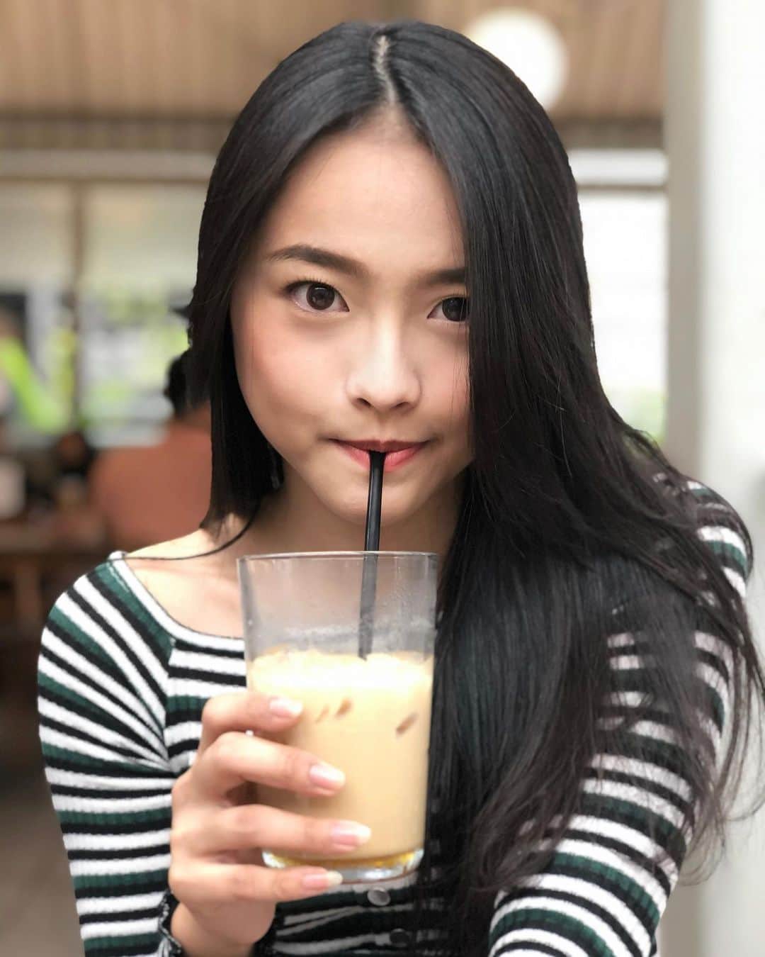 ロナ・アングラエニのインスタグラム：「May your coffee be strong and your Monday be short ☕️」