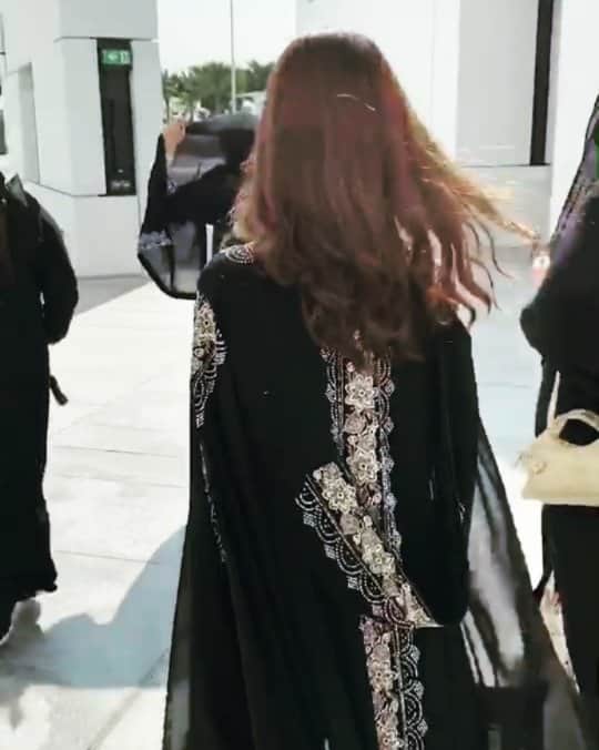 杉山由紀子のインスタグラム：「アブダビで✨ アバヤを着てルーブル美術館💛 * この日のマットリップは フューシャゴットネス💄 * 毎日服装によって リップを変えるだけでも気分転換に✨✨ * 濃い色味が苦手な方は最初にグロスをつけてからリップオンしてみてね✨ * * #アブダビ #アバヤ #民族衣装 #ルーブル美術館 #ドバイ #ドバイLAS #DUBAI #招待 #旅行 #awjapan #パッショニスタ #passionista #おすすめ #マットリップ #インスタ映え #コーディネート」