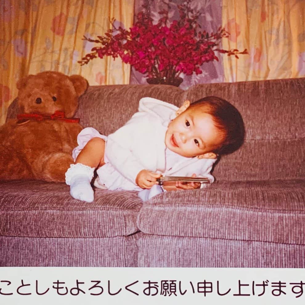 小林夏子のインスタグラム：「2020年のご挨拶。 本年も皆さまにとって かけがえのない1年となりますように。 益々精進して 自分だからできること やりたいこと 少しずつでも丁寧に 実現していきますので よろしくお願いいたします。 引き続き 楽しむ心と感謝を忘れず 笑顔で過ごしていきたいと思います。 写真は男の子顔ですが私です。 (日々顔が変わる息子は今のところ 9:1の割合で夫に似てると言われます。笑)  #2020 #greeting  #newyear #card #memory #baby #love #life #thanks」
