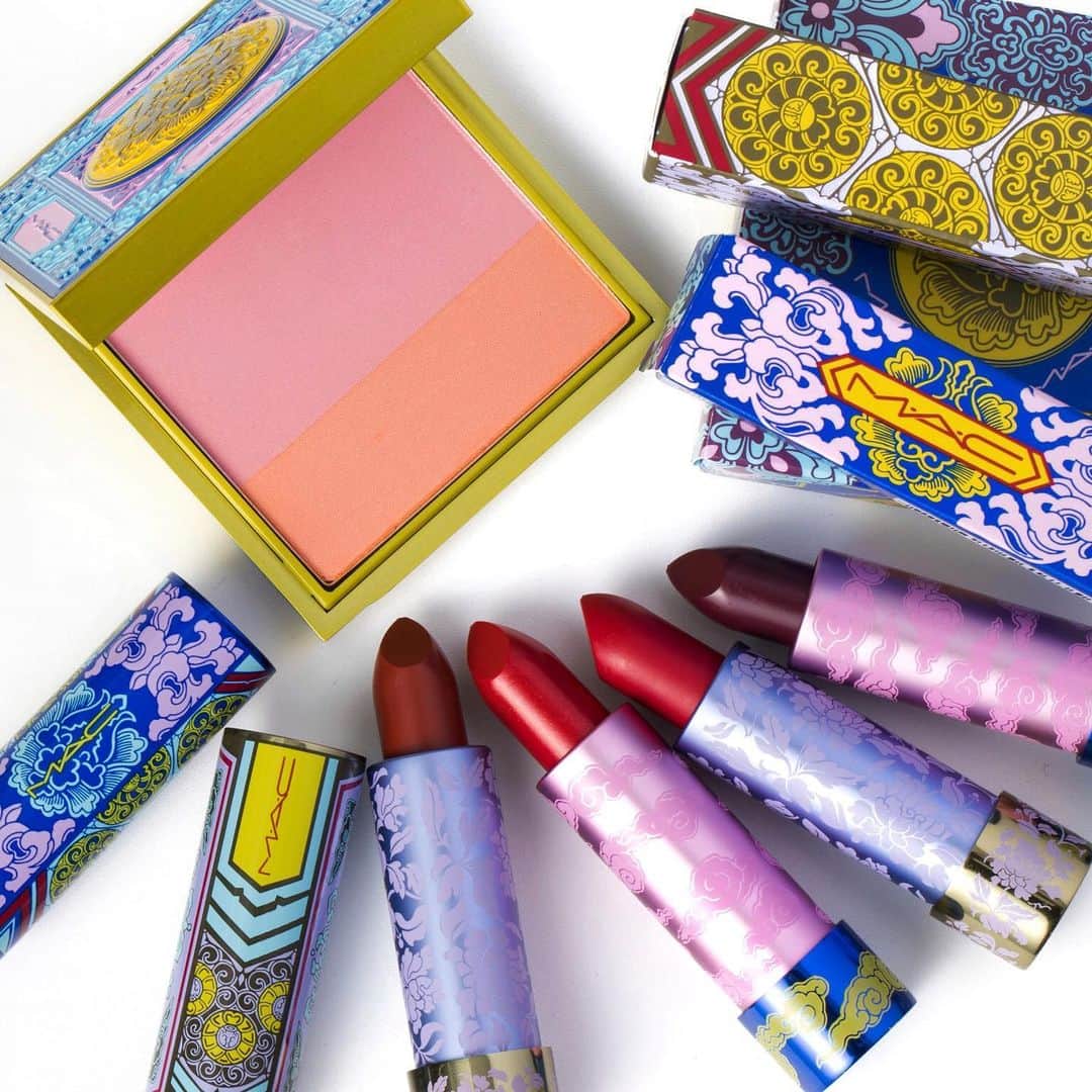 M∙A∙C Cosmetics Japanのインスタグラム：「ㅤ 2色のチークはそれぞれ単色で使っても、合わせて使う事もできる優秀パレット。 リップとチークのトーンを揃えれば、統一感のある仕上がりに✨ ㅤ ㅤ M·A·C ARTIST RINO KASAI @rino416⠀@macpro_tokyo  PHOTO: @takaki_iwata ㅤ #MACLUNARILLUSIONS　#MACルーナーイリュージョン　#MACCosmeticsJapan #MACコスメ #MACCosmetics #コスメ #メイク #限定コスメ #リップ #アイシャドウ #ハイライト #赤リップ #パウダーブラッシュ #チーク #LunarNewYear2020 #ChineseNewYear2020」