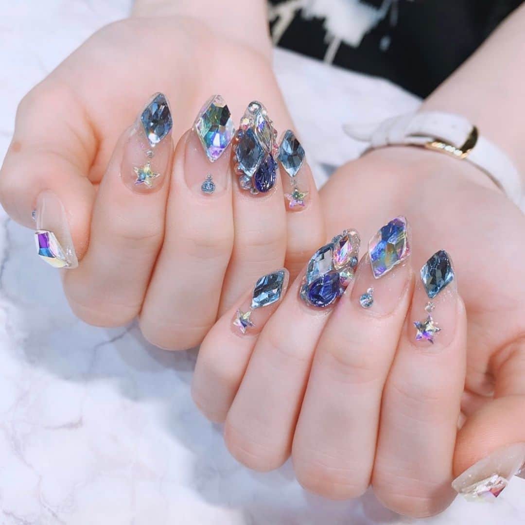 のインスタグラム：「. 今のネイル〜💙💙💙 めちゃくちゃ可愛い🥺✨ いつもより爪短くして色々便利🥳」