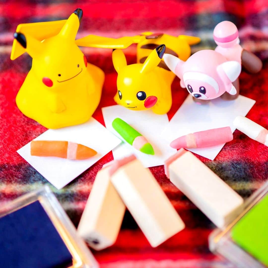 ピカチュウ公式Instagramさんのインスタグラム写真 - (ピカチュウ公式InstagramInstagram)「【今日のピカチュウ】 ピカチュウたちはおしゃべりチュウ😊💕 今年の目標は決まったかな？📝✨ #pikachu #ditto #stufful #pokemon #pikachu_snap #photooftheday #talking #ピカチュウ #メタモン #ヌイコグマ #ポケモン #おしゃべり #今年の目標」1月6日 18時00分 - pokemon_jpn