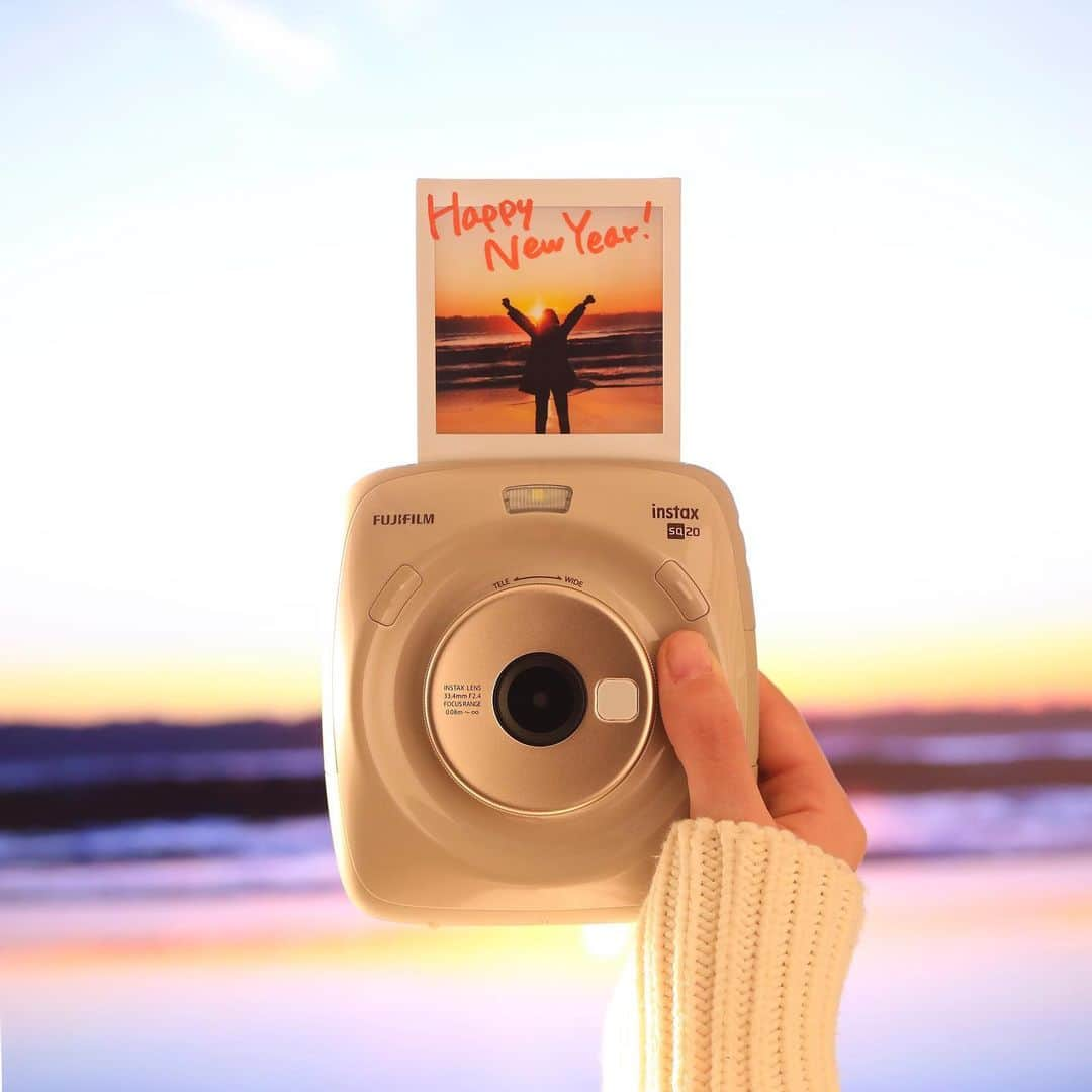 Fujifilm instaxさんのインスタグラム写真 - (Fujifilm instaxInstagram)「.﻿ あけましておめでとうございます！﻿ 本年もどうぞ宜しくお願い致します。﻿ ﻿ 記念すべき20“20”年初チェキは、SQ“20”で綺麗な初日の出をパチリ☆﻿ ﻿ 今年もチェキといっしょに素敵な瞬間をお過ごしください♪﻿ ﻿ みなさんもチェキで撮った新年の瞬間を #instaxlife でぜひ投稿してください。﻿ 素敵な写真は、本アカウントにてご紹介をさせて頂きます！﻿ ﻿ #instax #instaxcamera #instaxsquare #SQ20 #cheki #チェキ #チェキスクエア #FUJIFILM #富士フイルム #初日の出 #新年 #2020 #正月 #子年 #あけましておめでとう #あけおめ #チェキのある生活 #マイチェキ #photoinphoto #フォトインフォト #instaxlife」1月6日 18時00分 - cheki_instax