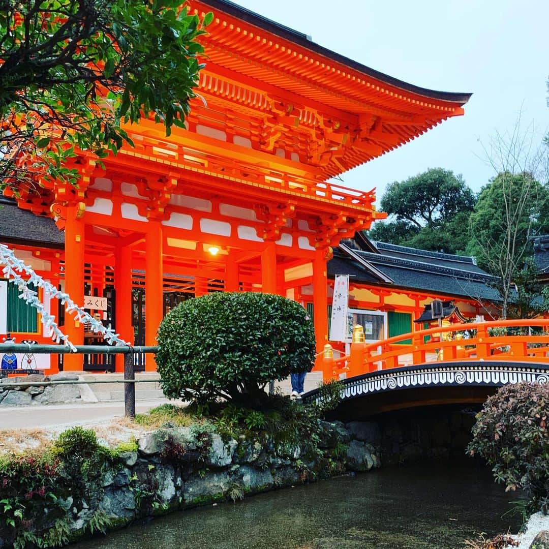 デザオ建設北野展示場のインスタグラム：「あけましておめでとうございます！ デザオ建設は本日から平常業務。本年もどうぞよろしくお願い致します。 デザオ北野スクエア つなぐモデルハウス「とこしえ」は、家づくりに纏わるちょっと京都に拘った情報を発信する拠点として今年もいりいろ展開してまいります。機会あらば是非お立ち寄りください^ ^ #上賀茂神社 ユネスコの世界遺産に登録されている京都で最も古い神社さん。丁寧に手を入れられた社が森の中に佇む姿が美しい #ヤタガラス #焚き火 個人的には初詣のお楽しみの一つ。ここの焚き火は美しくて見入ってしまいます #デザオ北野スクエア #つなぐモデルハウスとこしえ  #デザオ建設北野展示場  #ライフスタイルリノベーション #マンションリノベ #マンションリノベーション #デザオ建設 #デザオ #DEZAO  #DsLABO #京都#戸建リノベーション #リノベーション #リフォーム  #注文住宅 #マイホーム  #家 #住宅 #建築 #暮らし #マイホーム計画 #インテリア #デザイン #家づくり ＊デザオ建設のリフォーム、詳しい情報はこちらからどうぞ → @dezaoreform」