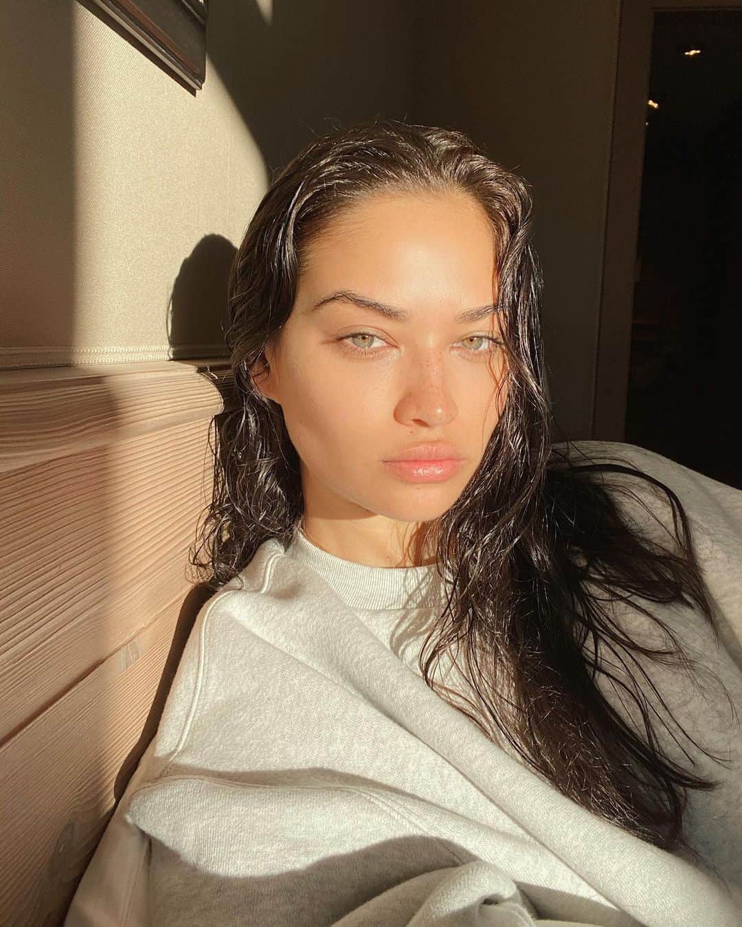 シャニーナ・シャイクのインスタグラム：「A new day 💝 every day I make it a priority to read and stay up to date with the devastating Australian bushfires. I had a big cry yesterday it’s extremely difficult to watch 💔There is so many Australians who need help to rebuild .... and to add the beautiful wildlife who need medication and care. Please help🙏🏽 a small donation can do so much! Visit @redcrossau @wireswildliferescue @salvosau @celestebarber to help . Xx」