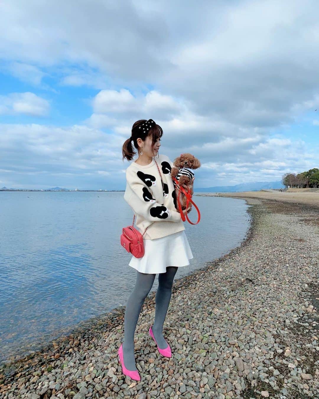 のインスタグラム：「こんばんは♡ おつかれさまです♡ ・ ・ 元旦に琵琶湖までシェリちゃん連れてお散歩～🎵ジョギングしてる人くらいしか居なかった笑 冬の午前中って特に空気が澄んでるね〜✨気持ちよかった🎵 ・ このニット生地も厚みがあって暖かい🥰 ・  @lilirena_  私の好みの服が沢山〜❣️❣️ ・ knit @lilirena_  new✨ skirt #ZARA bag #CHANEL new✨ shoes @desert_rose_spark  ring、pierce  #Dior ・ ・ #琵琶湖#愛犬#トイプードル#シェリちゃん#ファッション#いつかのコーデ #ホワイトコーデ#大人可愛い#大人可愛いコーデ #カジュアルスタイル#code#fashion#instafashion#motherlake#dog#instadog」
