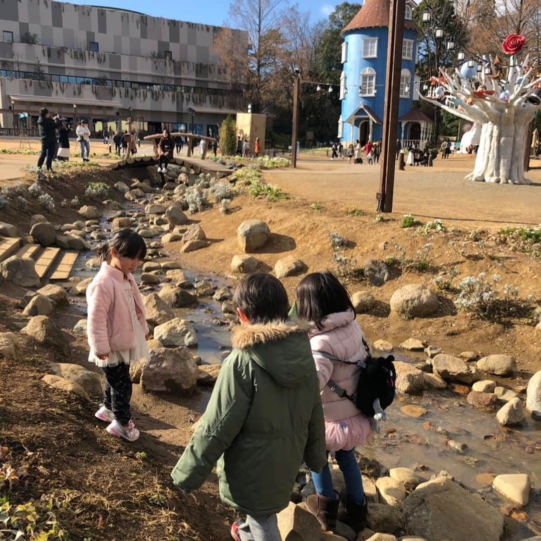 佐藤康恵さんのインスタグラム写真 - (佐藤康恵Instagram)「ムーミン谷の仲間たち♡第二弾 ムーミンワールドに入り込み子供たちはなんとも気持ち良さそう。 空気が美味しくてのびのび過ごせて、お天気良ければ言うことなし♡♪ #ムーミン谷の仲間たち #moomin #yasuesato #ysjewel #actress #model #designer #歌手 #singer #佐藤康恵 #モデル #japan #hanno #飯能」1月6日 18時08分 - yasuesato.official