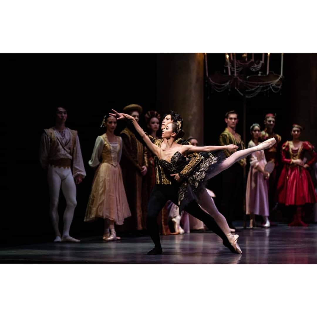 峯岸伽奈のインスタグラム：「. . .  repost @singaporedancetheatre  back in the studio today for season 2020💪 ⠀ Photo: @msbern ⠀  #singaporedancetheatre #2020 #swanlake #throwback #blackswan  #白鳥の湖 #バレエ #バレリーナ #オディール #黒鳥」