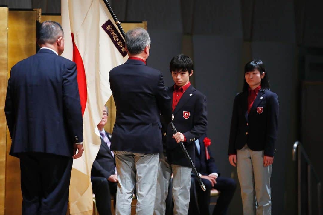 日本オリンピック委員会さんのインスタグラム写真 - (日本オリンピック委員会Instagram)「第3回ユースオリンピック冬季競技大会（2020／ローザンヌ）日本代表選手団の結団式が6日に都内で行われ、旗手の鍵山優真選手（フィギュアスケート）介添えの下、主将を務める田畑百葉選手（カーリング）が決意表明を行いました。 大会は1月9日に開会式を行い、22日までの14日間で8競技81種目を実施します。日本代表選手団への応援を、よろしくお願いいたします！（写真：アフロスポーツ、フォート・キシモト） . #ユースオリンピック #Lausanne2020 #YouthOlympics #YouthOlympicGames  #がんばれニッポン #TEAMNIPPON #japaneseolympiccommittee」1月6日 18時18分 - teamjapanjoc
