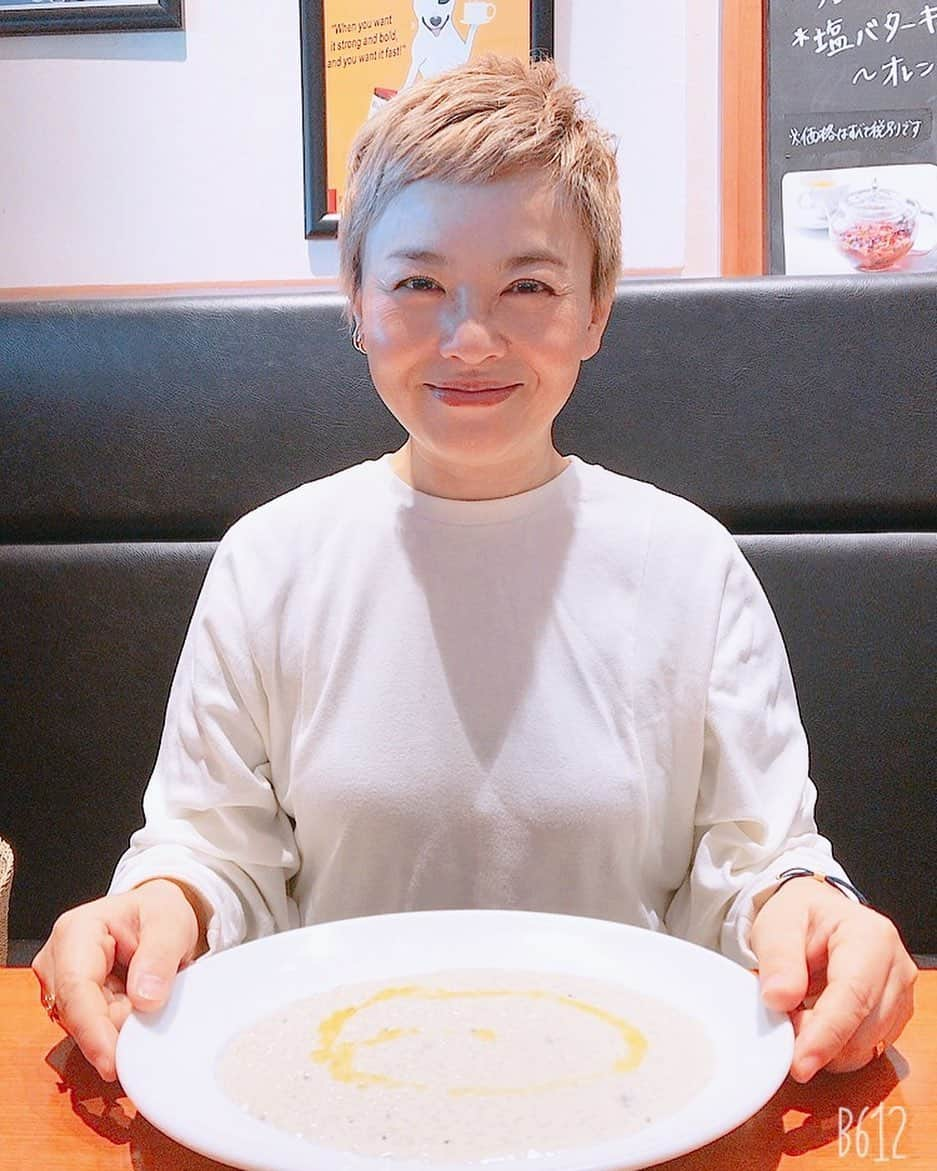 榊いずみさんのインスタグラム写真 - (榊いずみInstagram)「昨日、今年初めての女子ランチ。メニューで迷ってるとりーちゃん @rikaccia が「食べてて美しく見えるもの！」ってヒントをくれたので、選んだのはゴルゴンゾーラリゾット。今年は白✨が好きかも。  あと、免許更新に行って、初の、悲願の、ゴールド免許いただきました！ゴールドも今年の色だー✨「GOLD」も歌おう✨  #white #gorgonzola #gold」1月6日 18時12分 - izumizmroom