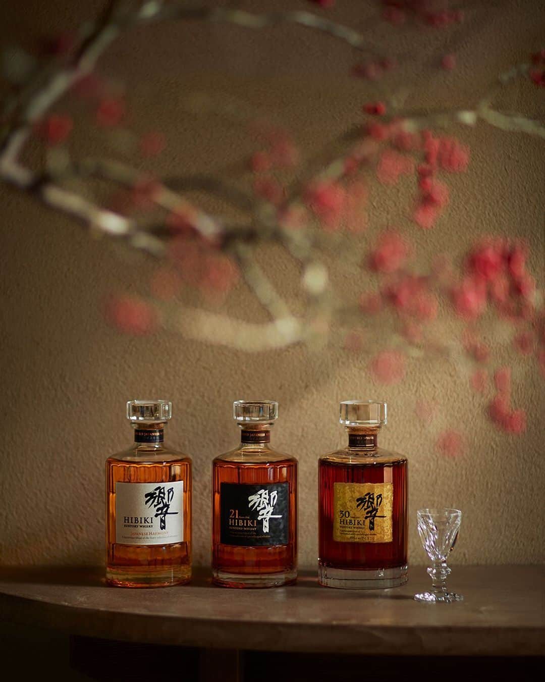 響 | SUNTORY WHISKY HIBIKIさんのインスタグラム写真 - (響 | SUNTORY WHISKY HIBIKIInstagram)「. HIBIKI TIME 新しい年、幸多からんことを願って Wishing you a happy and prosperous New Year!  #響 #hibiki #2020 #新年 #正月 #新年のご挨拶 #newyear #greetings #ウメモドキ #lineup」1月6日 18時13分 - suntorywhisky_hibiki