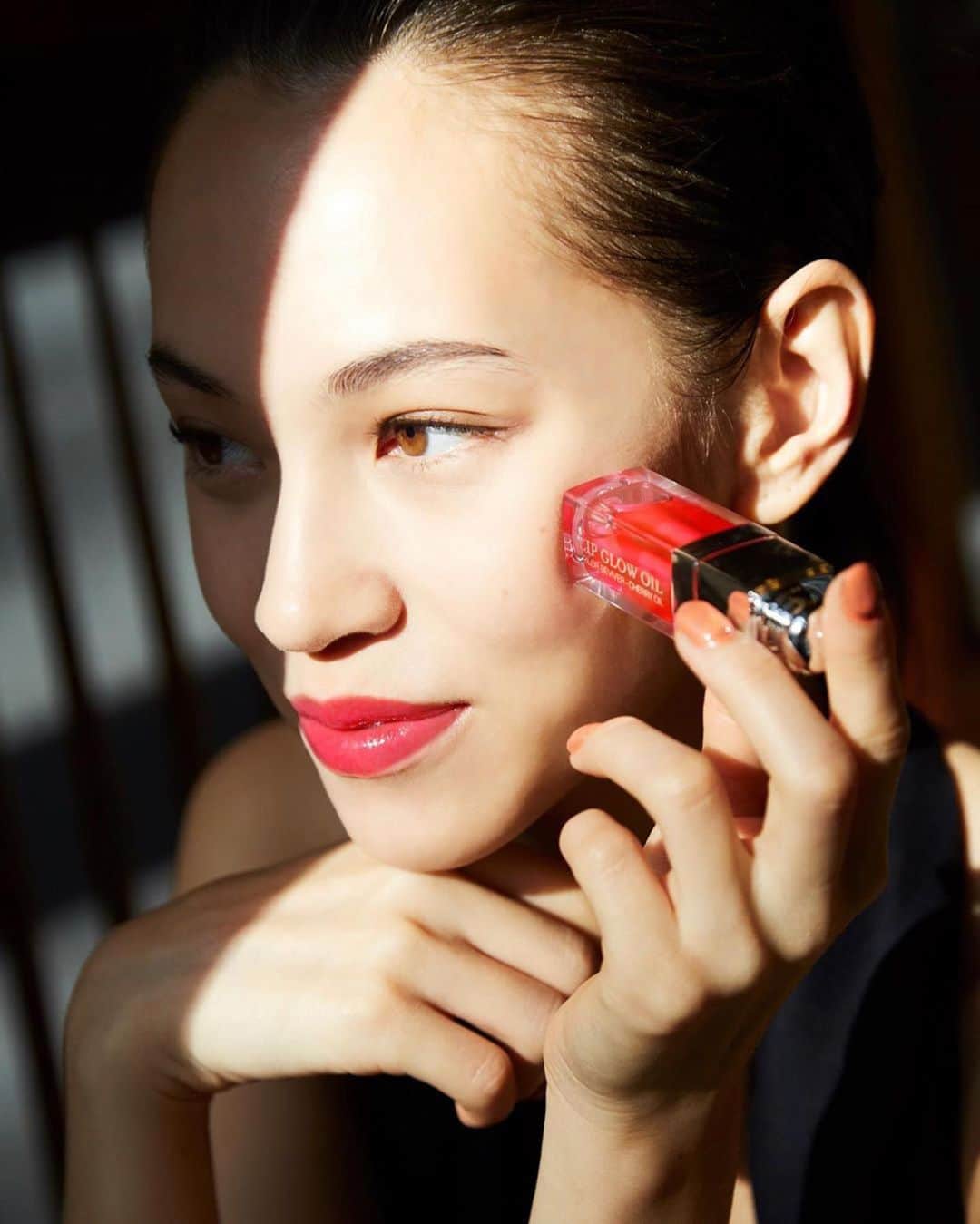 白石理絵さんのインスタグラム写真 - (白石理絵Instagram)「Make up for  beautiful @i_am_kiko 💋 Using  015 cherry 🍒　@diormakeup  ディオール アディクト リップ グロウ オイル 唇を保護して再生してくれます。プルンとした唇にしてくれます。　💄💄💄 2020年1月1日発売💄💄💄 #リップグロウオイル #diorlipglow #diormakeup」1月6日 18時14分 - rieshiraishi1220