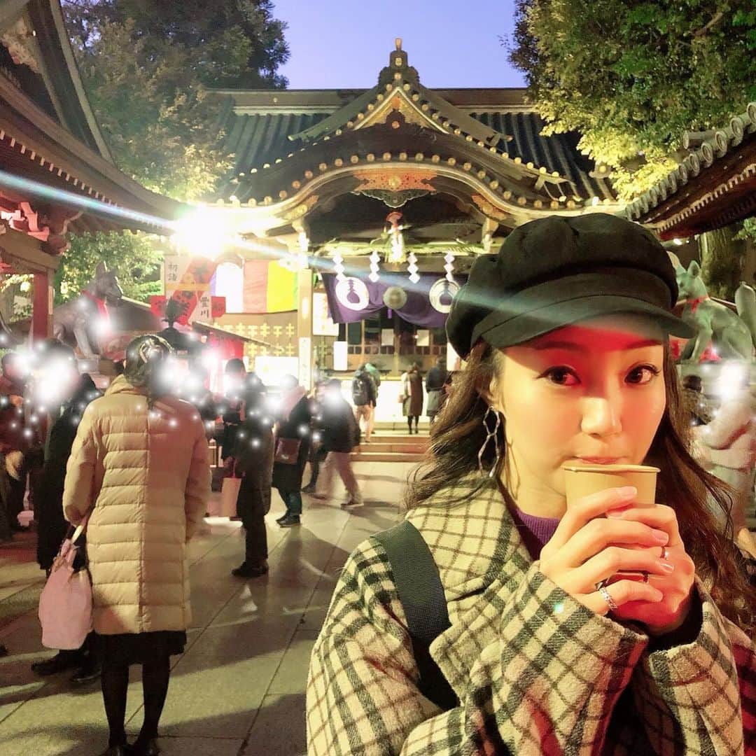 NOHANAのインスタグラム：「遅ればせながら、 2020年明けましておめでとうございます😌 昨日は、豊川稲荷にて初詣⛩ もうかれこれ10年ぐらいお世話になってます😌 今年も皆様、宜しくお願い致します🐭💋 ・ #2020年 #初詣 #豊川稲荷 #甘酒 #飲む点滴 だって」