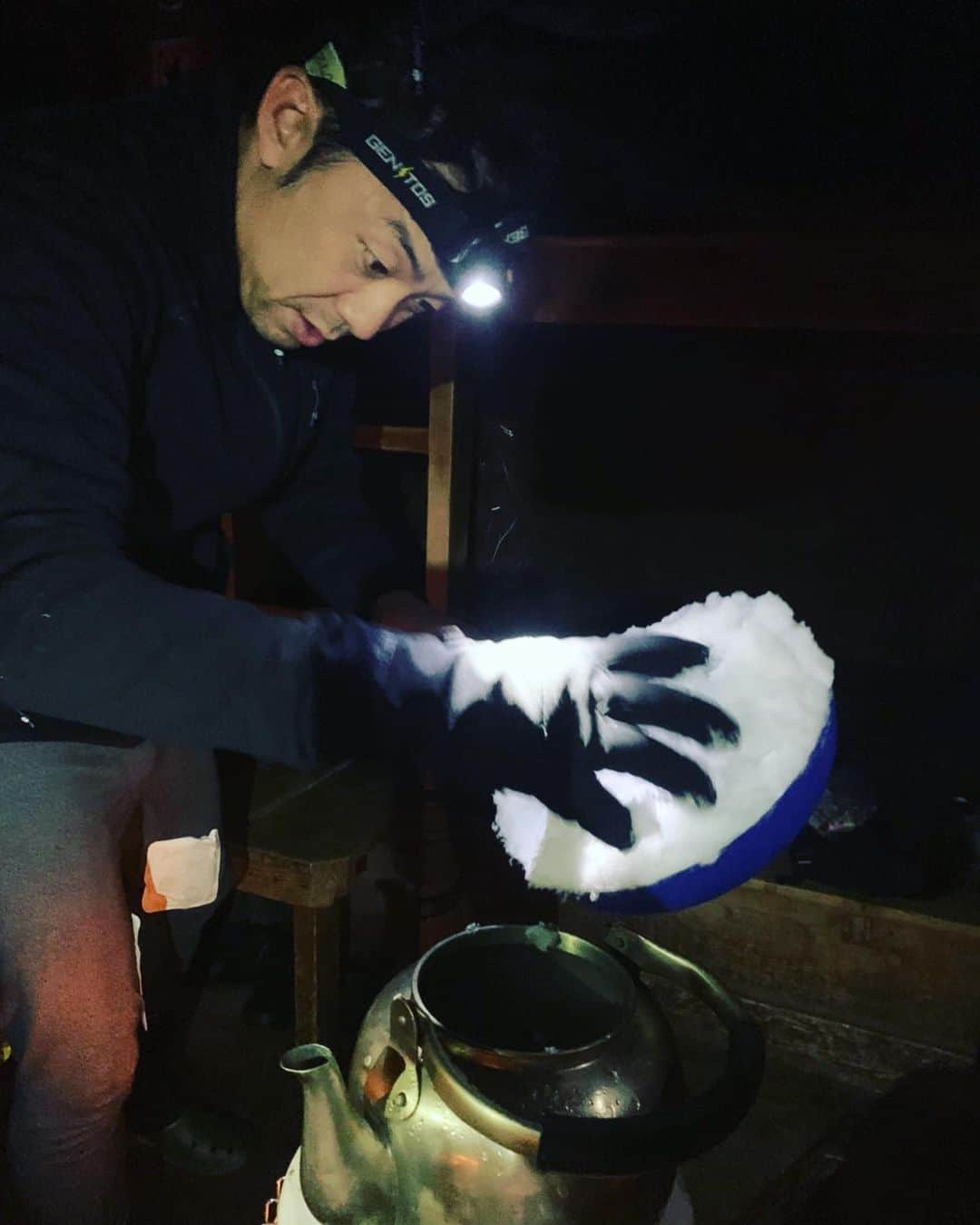 木村卓寛さんのインスタグラム写真 - (木村卓寛Instagram)「冬山では雪を溶かしてお湯を作ります。 なぜなら水持って行ったら重いからです。」1月6日 18時23分 - tenshinkimura