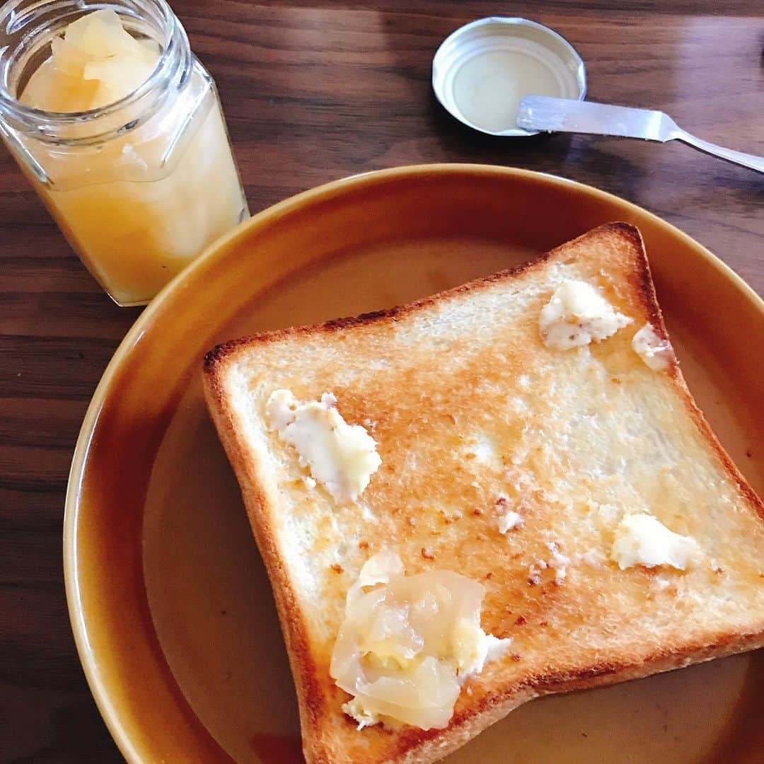 マル子さんのインスタグラム写真 - (マル子Instagram)「2020 美味しいものたち😋  ①お土産で頂いたワンコ用弁当風🍱オヤツ  ②days386 初めはハラルカート🐓  ③いただきものパート2のおいし〜い林檎ジャム🍎  ④⑤ショクヤボ初めはお節風ランチ  全て美味しくいただきました！  #マル子 #days386  #syokuyabo農園」1月6日 18時34分 - tomikago