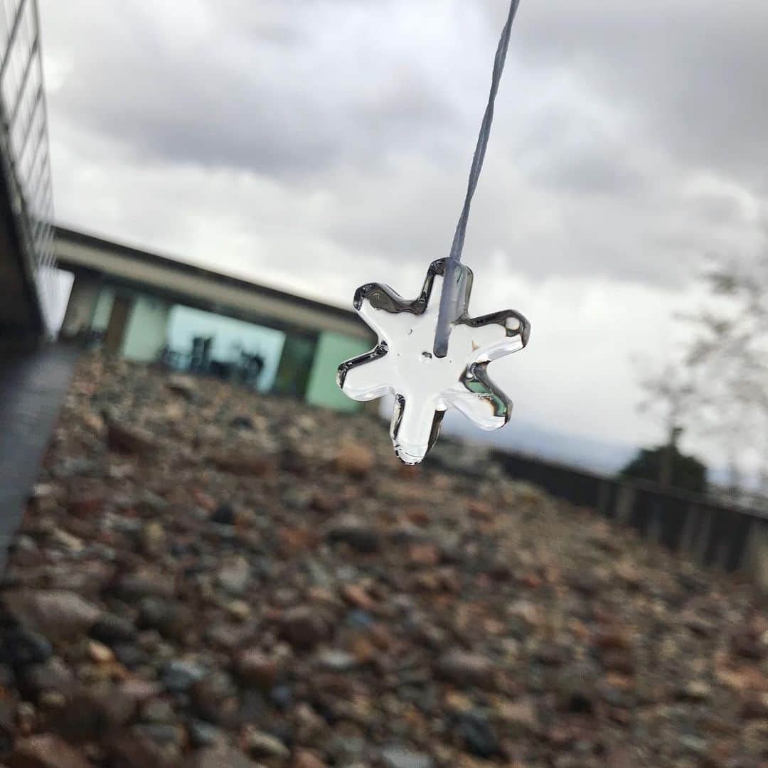 青山恭子さんのインスタグラム写真 - (青山恭子Instagram)「. 「雪は天から送られた手紙である」 . 私と同郷の中谷宇吉郎さんは、世界で初めて人工的に雪の結晶を作り出すことに成功した科学者❄️ ここ「雪の科学館」では、いろんな種類の雪の結晶が見れるのはもちろん、ドキュメンタリー映画の上映や、ダイヤモンドダストの実験、氷のペンダント作りも出来たりと、大人もとっても楽しめるステキな場所🎵 キレイな芝山潟と白山連峰が見れてロケーションも最高✨ 年末年始も無休だったので、久々に元旦から遊びに行って来ました！ しかも高校生以下は無料！！！ 機会があれば是非🤍💙💛 . . . #雪は天から送られた手紙である #石川県加賀市出身 #中谷宇吉郎 #大人も楽しめる場所 #氷のペンダント #ダイヤモンドダスト #芝山潟 #白山連峰 #連続で #片山津温泉総湯 ←#こちらもおすすめ #kagagood」1月6日 18時35分 - aokyon27