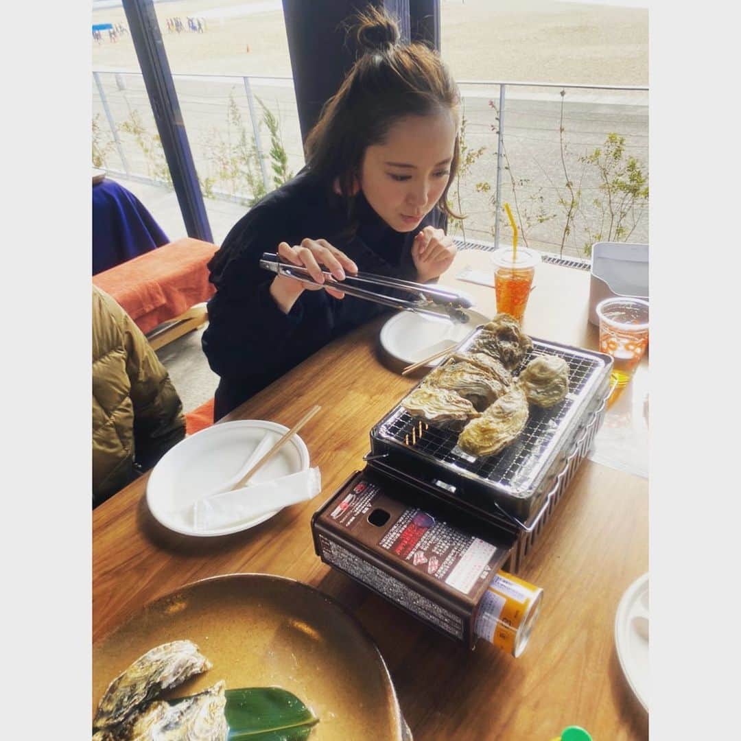 武田訓佳さんのインスタグラム写真 - (武田訓佳Instagram)「幸せすぎた❤️ ・ ・ ぷりっぷり特大サイズの牡蠣を たらふく食べ💕、 さらには子供たちセットのお肉を見て 我慢できなくなり 🥩までオーダー。笑 (ちなみにチョリソとか ガーリックライスも最高でした🐷) ・ 締めはこたつでぬくぬくアイス🤤🍨✨ (嘘です私はパフェを食べました🐷) ・ とってもいいお天気だったのも 素敵ポイント❤️ ・ ・ 目の前の海岸で 寒い寒い言いながらも みんなで貝殻ひろったり🐚💕 ブーツのまま砂浜走りまわったりして🤣 ・ なんか、すっごい楽しかった🥺✨ ・ ・ 夏ももちろんやけど もう1回…牡蠣行きたい…❤️🐷 ・ ・ ・ 質問いくつかいただきました😇 場所は 明石の大蔵海岸にある @zazaza.bbq というグランピング施設です💕 冬限定で牡蠣小屋してはります！ 駅は、朝霧駅かな！ 駐車場もありましたよん🚘🌱 家族でもカップルでも友達とワイワイも素敵😍 ・ ・ ・ #また来たい場所  #いや #また食べたい牡蠣  #やっぱり食い気 #🐷 #💕 #牡蠣焼きながら #まだかなぁ #って5万回言うてた #たけだの冬休み #めっちゃ食べた #🤰🏻 #zazaza #牡蠣小屋 #牡蠣食べ放題  #海とこたつ #幸せの組み合わせ #❤️ #幸 #旨」1月6日 18時27分 - kunika0117