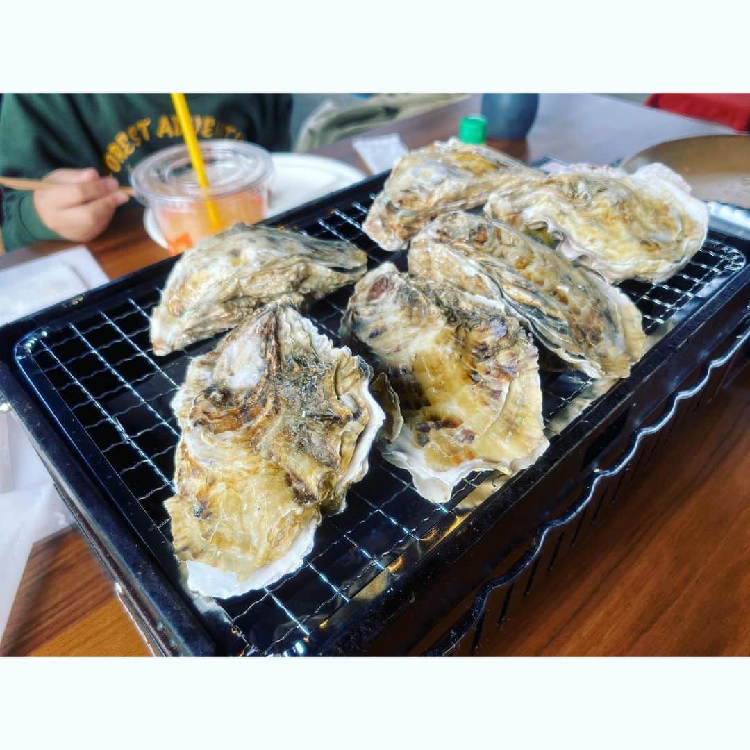 武田訓佳さんのインスタグラム写真 - (武田訓佳Instagram)「幸せすぎた❤️ ・ ・ ぷりっぷり特大サイズの牡蠣を たらふく食べ💕、 さらには子供たちセットのお肉を見て 我慢できなくなり 🥩までオーダー。笑 (ちなみにチョリソとか ガーリックライスも最高でした🐷) ・ 締めはこたつでぬくぬくアイス🤤🍨✨ (嘘です私はパフェを食べました🐷) ・ とってもいいお天気だったのも 素敵ポイント❤️ ・ ・ 目の前の海岸で 寒い寒い言いながらも みんなで貝殻ひろったり🐚💕 ブーツのまま砂浜走りまわったりして🤣 ・ なんか、すっごい楽しかった🥺✨ ・ ・ 夏ももちろんやけど もう1回…牡蠣行きたい…❤️🐷 ・ ・ ・ 質問いくつかいただきました😇 場所は 明石の大蔵海岸にある @zazaza.bbq というグランピング施設です💕 冬限定で牡蠣小屋してはります！ 駅は、朝霧駅かな！ 駐車場もありましたよん🚘🌱 家族でもカップルでも友達とワイワイも素敵😍 ・ ・ ・ #また来たい場所  #いや #また食べたい牡蠣  #やっぱり食い気 #🐷 #💕 #牡蠣焼きながら #まだかなぁ #って5万回言うてた #たけだの冬休み #めっちゃ食べた #🤰🏻 #zazaza #牡蠣小屋 #牡蠣食べ放題  #海とこたつ #幸せの組み合わせ #❤️ #幸 #旨」1月6日 18時27分 - kunika0117