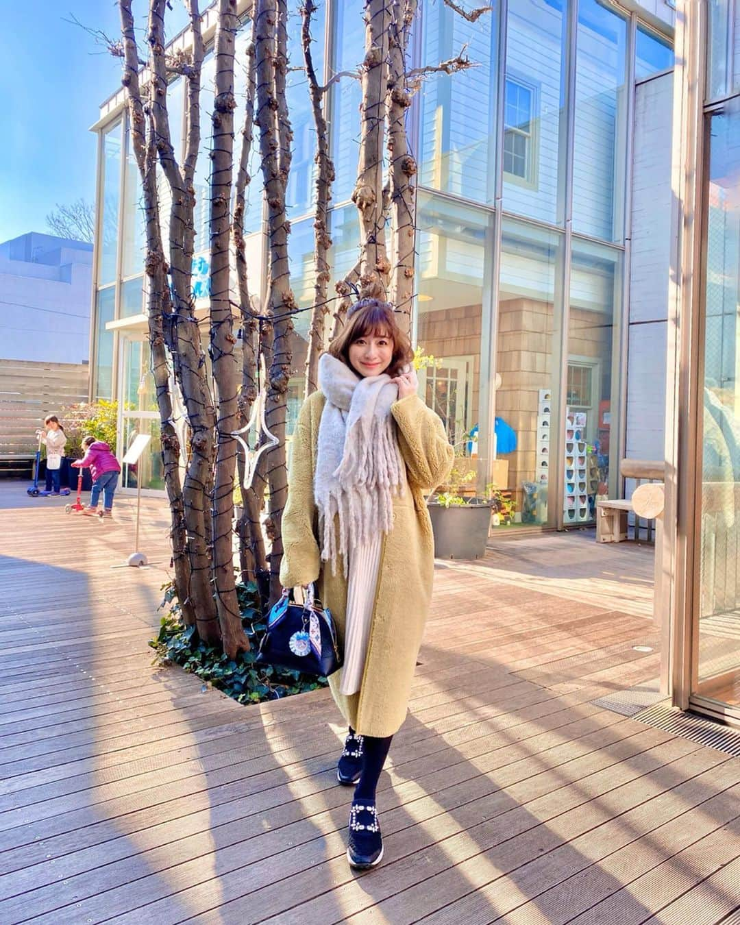 水野佐彩さんのインスタグラム写真 - (水野佐彩Instagram)「・ くすんだイエローのアウターが主役💛 ボアがとっても可愛い🐏💕 2枚目は今のわたしだぶぅ🐽 #coordinate  outer,muffler#mercuryduo @mercuryduo_com  shoes#rogervivier @rogervivier  bag#louisvuitton  @louisvuitton  #sサイズコーデ  #153cmコーデ #おちびコーデ #おちびの輪 #妊婦コーデ #マタニティコーデ #妊娠10ヶ月 #マタニティライフ #ぷんにーらいふ #臨月 #臨月コーデ #臨月妊婦」1月6日 18時27分 - saaya_mizuno