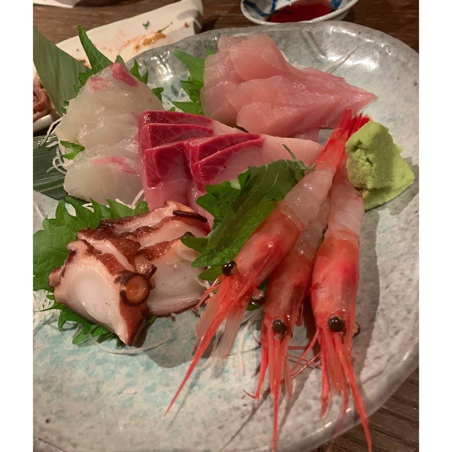 一双麻希 さんのインスタグラム写真 - (一双麻希 Instagram)「今回の金沢のおいしいもの。☺️ 金沢に来たことない方は ちょっと行ってみたいと思ってもらえたらなーと。笑 1,2枚目はいつも行く私のベスト回転寿司🍣 #もりもり寿司 3枚目は#グリルオーツカ の #ハントンライス 4枚目はふらっと入った居酒屋で 蟹味噌松前焼き 5枚目は寒ブリや、甘海老..🦐 最後は久々に自分に買った金沢土産。 猫好きなのでつい。🐱 (金沢らしい蟹とのどぐろを担ぐ猫、姫だるまと猫) 可愛い豆皿がたくさん。☺️ まだまだ美味しいものもたくさん。  久々に帰って、観光客の方で賑わってるのをみると やっぱり嬉しくなるし、 金沢行くよ！て言われると全力で色々お勧めしたくなる。😌 ぜひ金沢、石川へー。😆 ・ #地元紹介 #金沢 #石川  #ガス海老 #蟹味噌 #寒ブリ #かニャンざわ豆皿 #豆皿 #回転寿司 #ローカルフード  #金沢旅行 #石川旅行 #金沢グルメ #金沢観光 #グルメ旅 #女子旅 #金沢土産 #器好き #旅好き女子 #地元愛 #地元好き #trip #travel #kanazawa #ishikawa」1月6日 18時29分 - isso_maki315