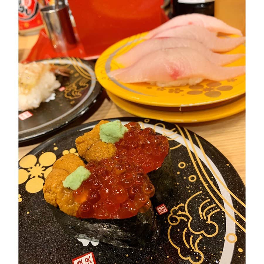 一双麻希 さんのインスタグラム写真 - (一双麻希 Instagram)「今回の金沢のおいしいもの。☺️ 金沢に来たことない方は ちょっと行ってみたいと思ってもらえたらなーと。笑 1,2枚目はいつも行く私のベスト回転寿司🍣 #もりもり寿司 3枚目は#グリルオーツカ の #ハントンライス 4枚目はふらっと入った居酒屋で 蟹味噌松前焼き 5枚目は寒ブリや、甘海老..🦐 最後は久々に自分に買った金沢土産。 猫好きなのでつい。🐱 (金沢らしい蟹とのどぐろを担ぐ猫、姫だるまと猫) 可愛い豆皿がたくさん。☺️ まだまだ美味しいものもたくさん。  久々に帰って、観光客の方で賑わってるのをみると やっぱり嬉しくなるし、 金沢行くよ！て言われると全力で色々お勧めしたくなる。😌 ぜひ金沢、石川へー。😆 ・ #地元紹介 #金沢 #石川  #ガス海老 #蟹味噌 #寒ブリ #かニャンざわ豆皿 #豆皿 #回転寿司 #ローカルフード  #金沢旅行 #石川旅行 #金沢グルメ #金沢観光 #グルメ旅 #女子旅 #金沢土産 #器好き #旅好き女子 #地元愛 #地元好き #trip #travel #kanazawa #ishikawa」1月6日 18時29分 - isso_maki315