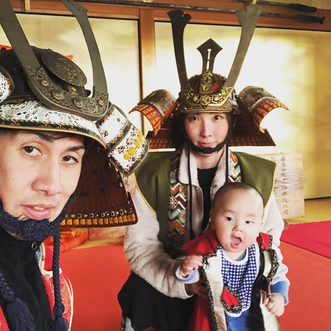 のインスタグラム：「ご無沙汰ご無沙汰‼️ . . あけましておめでとうございます⛩🎍 12月、我が家はクリスマスなどは全く何もせず過ごし、年末に向けてひたすら毎日一ヶ所大掃除をしておりました。 そして、たいちゃん→利直→私と風邪のマラソン🤧が続き見事昨日完走（完治）した次第です。 . 毎日スッピンで過ごしている為どこにもお出掛けせず、これといったインスタ映えする写真などもなく、カメラロールには利直の写真だけがたまる。。。 息子の写真ばかりではつまらんので、去年親子で扮装した写真を。。。 . お正月はお餅と御節料理を少々食べ、氏神様の祭典に大晦日と元旦に参加させて頂き良いスタートが切れそうな2020年🐭 日本人たる者、国家の儀式は重んじねば✨🇯🇵✨ . 年末年始はたいちゃんが本当に沢山利直の相手をしてくれて助かった💦 今年も家族で爆笑しながら健康に過ごせますよーに❤️ . そして今年もたいちゃんの大会をサポートし、利直の真正面からの転倒をなるべく防げるように頑張るぞ‼️ . . こーんなテキトーなインスタですが 今年も宜しくお願いします🙏🎌 . . . 皆さん‼️ 大河ドラマは 1/19からスタートですよ‼️ . .」