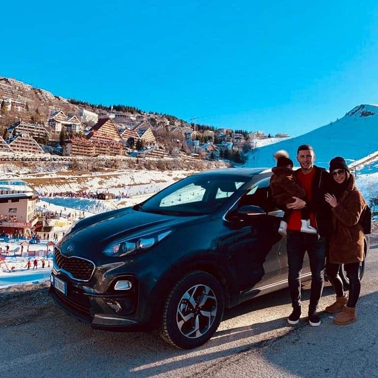 ルカ・マッローネのインスタグラム：「Mi mancavano queste montagne e soprattutto mi mancava una settimana di relax con voi ❤️🏔️ . . Grazie @abrental.it per avermi accompagnato  quassù 😉 . . #Buon2020 #VacanzaInFamiglia #Alpi #VacanzaInMontagna」