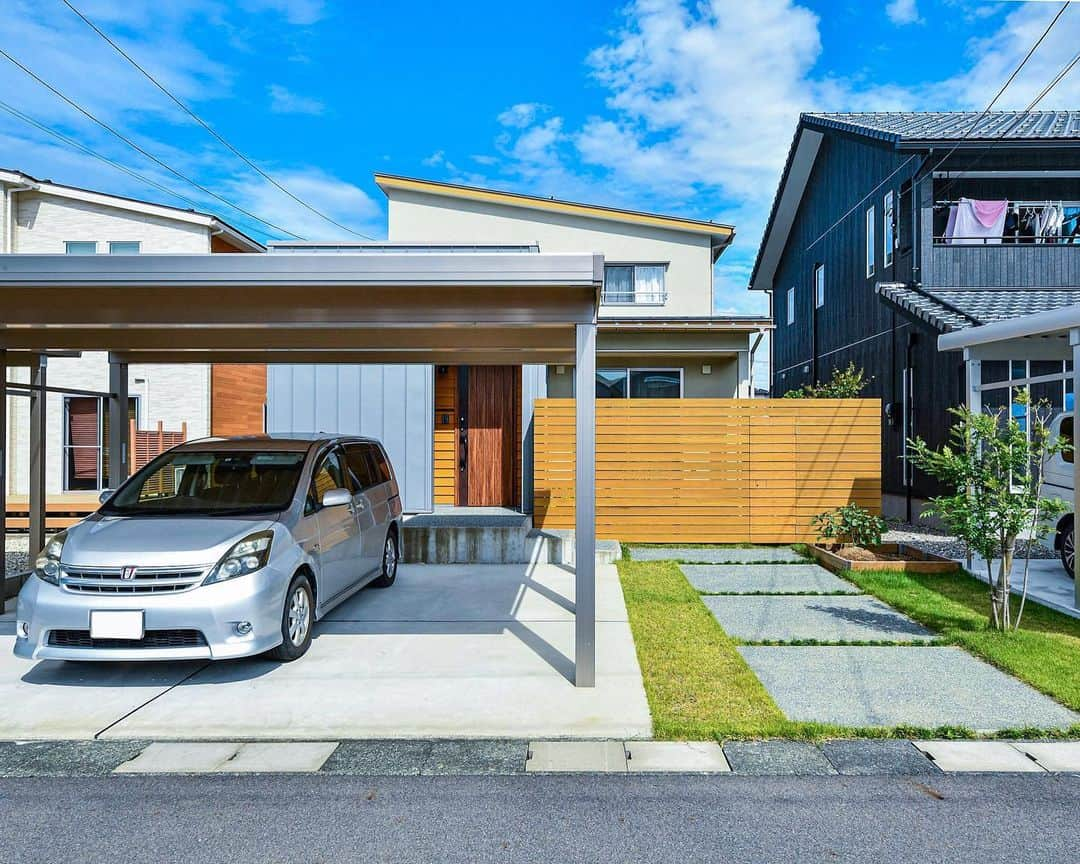 無垢 スタイルの注文住宅あめりか屋さんのインスタグラム写真 - (無垢 スタイルの注文住宅あめりか屋Instagram)「.﻿ 外壁は #塗り壁 （ #ベルアート ）と 杉板 #よろい張り 、一部 #ガルバリウム鋼板 の使い分けをして、色合いなんかもサイコーですやね。 ﻿ ﻿#敦賀 -　-　-　-　-　-　-﻿ 他の施工事例⇒ @amerikayaarchitecture﻿ -　-　-　-　-　-　- ﻿ ﻿ #あめりか屋 は#カリフォルニアハウス や#サーファーズハウス のような#アメリカンハウス  から、#無垢材 をつかった#木の家 といった #かっこいい家 や#かわいい家 の#デザイン住宅 を建てています。 ﻿ ﻿ #新築 の#注文住宅 から大規模な #リノべーション 、#リフォーム 、ちょっとしたおうちの修繕までお任せください🏋️﻿ ﻿ 福井県 #敦賀 の事務所から車で60分以内の、#敦賀市 #美浜町 #若狭町 #小浜市 #長浜市 #高島市  が基本的な施工エリアです👯‍♂️﻿ ﻿ 昭和26年創業と長い歴史を持つ#工務店 で、高性能で適正な価格の#家づくり をしていますし、家を建てて売ることが仕事ではなく、お客様ご家族の #豊かな暮らし を支えることを仕事としてやってます😀﻿ ﻿ まずは資料請求からどうぞ～💬﻿ ﻿ DM、ホームページの資料請求ページ、お電話（TEL 0770-22-0577）にてお気軽にお問い合わせくださいね～📱﻿ ﻿ -　-　-　-　-　-　-﻿ 他の施工事例⇒ @amerikayaarchitecture﻿ -　-　-　-　-　-　- ﻿ ﻿ なお管理人は @hidekazu_shinohara という愉快な社長です（笑）一緒に #マイホーム計画 しましょう🎵」1月6日 18時53分 - amerikayaarchitecture