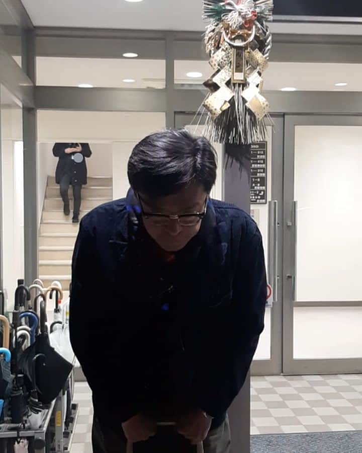 光石研のインスタグラム：「改めまして、明けましておめでとう御座います✌️今年もどうぞ宜しくお願いします‼️ 本日仕事始め✌️ 【by 光石】」