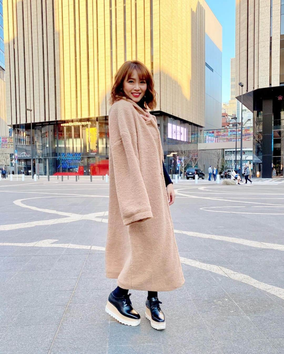 河内麻沙美さんのインスタグラム写真 - (河内麻沙美Instagram)「#coat 🧥 ． ． 今年初の#親子リンクコーデ 👩‍👧💕 この日…寒かったぁぁぁ❄☃ すごい私寒い顔してるよね🤣(特に1枚目w) ． このコートね、 @juliaboutique でセールになってて4380円でGETしたの✨ 安い🥺💕💕 ボアコート欲しかったから、お安くGETできて嬉しすぎ❤️ ． まだまだ寒い日が続くから大活躍の予感だよ🥰 他にも安くなってるコートたくさんあったし、使いやすそうなニットもたくさんあったよ🤗 ． 今年もたくさん#リンクコーデ 載せてこうと思うので、よろしくお願いしまーす🙏💓 ． #ママと娘#親コーデ#ママトコ#プチプラコーデ#ママコーデ#ママファッション#プチプラファッション#女の子コーデ#親子ファッション#お洒落さんと繋がりたい#親子リンク#comonaリンクコーデ#ママライフカメラ#リンクコーデ#mamagirl#ootd#fashion#キッズコーデ#キッズファッション#冬コーデ#ベビママ#コート#ジュリアブティック#juliaboutique」1月6日 18時45分 - masamikouchi