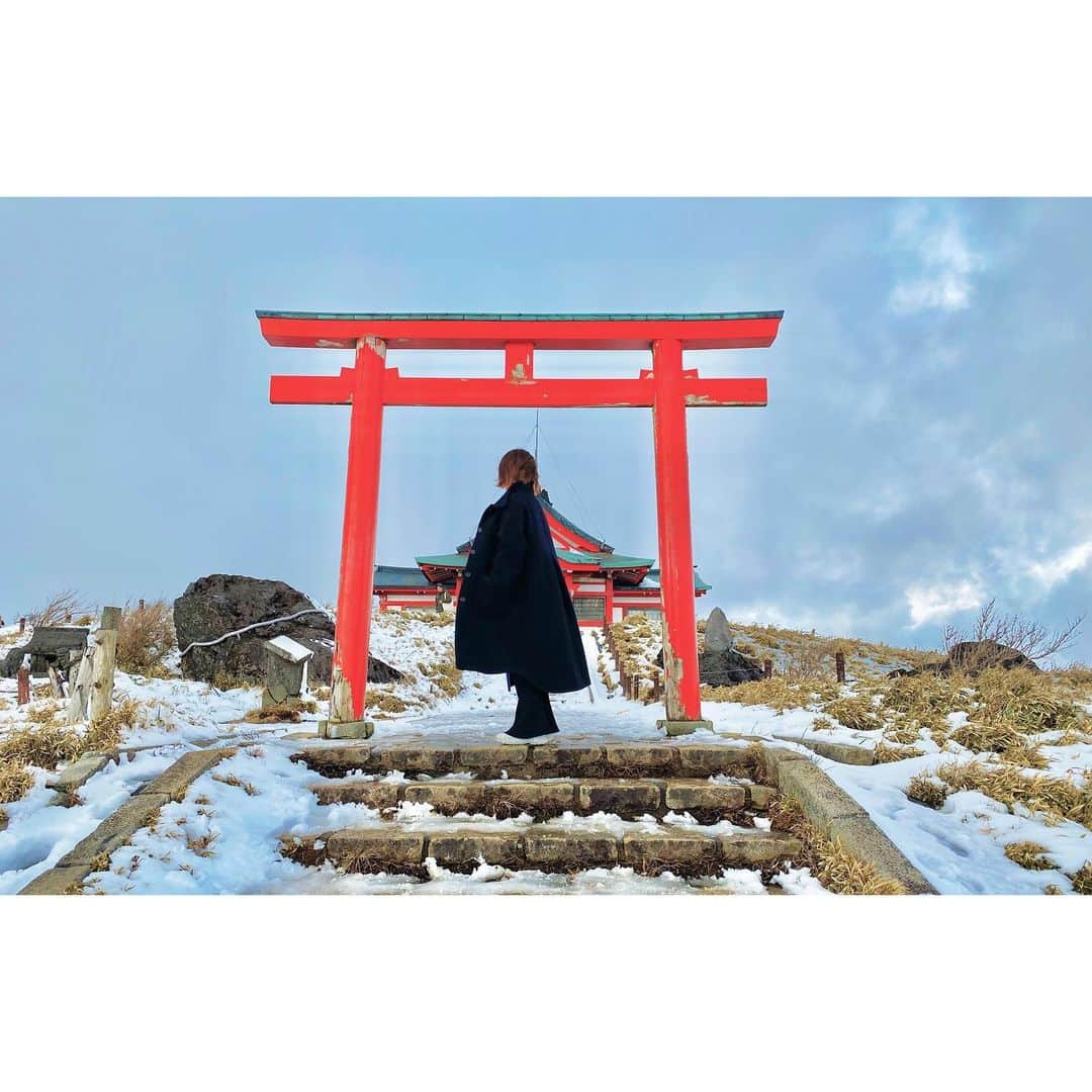 のインスタグラム：「お正月っぽいことなんにもしてないのに、、 ついに私にも仕事始めがやってきてしまった…🙄 . . 今年は貯金を目標に💸 楽しくお仕事できたらいーかなーと思っております🤗 . まだ韓国の写真たくさんあるから忘れないうちにupしていきますね！ . #初詣写真撮らなかったから年末の箱根神社の写真😂 #今年の初詣1時間ならんだ、、 #1時間もならんでやっと来た参拝なのに #お父さんのお賽銭が10円だった事に笑ったお正月でした #10円で願い事叶うと思うなよww」