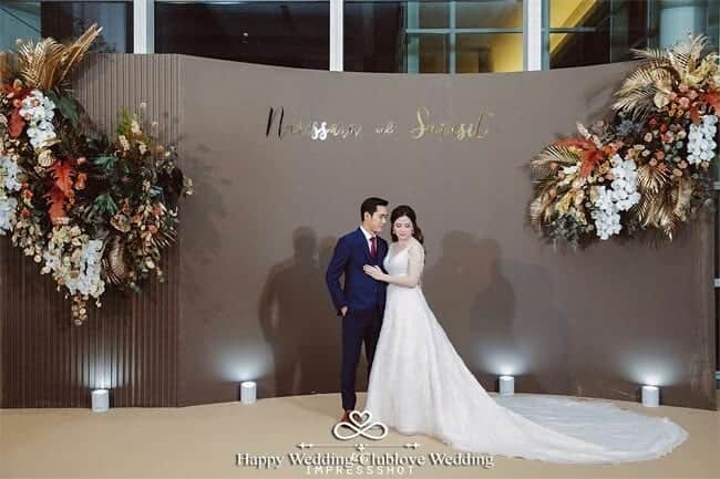 HappyWedding.Lifeさんのインスタグラム写真 - (HappyWedding.LifeInstagram)「Wedding package 145,000 baht Backdrop size 3*6m Gallery 3*6m Wedding cake and decoration . ยินดีให้คำปรึกษาและให้บริการด้วยความเต็มใจครับ 📲 Line @clublovewedding (with the @)⠀ 📞 Tel : 092-441-4746 👉 IG : @clublovewedding 💕 FB : ดอกไม้งานแต่งงาน #clublovewedding #ดอกไม้งานแต่งงาน 📸Cr. @impressshot . . Detail on 🔽 https://happywedding.in.th/th/vendors/clublovewedding . . #backdrop #weddingmemories #weddingplanning #weddingthailand #happywedding #bride #engaged #engagement #wedding #weddings #weddingideas #weddinginspiration #weddingflowers #weddingday #realwedding #love #bridal #Decoration #weddingdecorations #happyweddingth #ไอเดียงานแต่งงาน #ไอเดียตกแต่งงานแต่ง #จัดงานแต่งงาน #ตกแต่งงานแต่งราคาถูก #ตกแต่งสถานที่ . . ติดตามผู้ให้บริการด้านตกแต่งงานแต่งงาน >> #HWdecoration」1月6日 18時50分 - happywedding.life