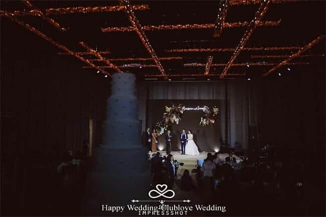 HappyWedding.Lifeさんのインスタグラム写真 - (HappyWedding.LifeInstagram)「Wedding package 145,000 baht Backdrop size 3*6m Gallery 3*6m Wedding cake and decoration . ยินดีให้คำปรึกษาและให้บริการด้วยความเต็มใจครับ 📲 Line @clublovewedding (with the @)⠀ 📞 Tel : 092-441-4746 👉 IG : @clublovewedding 💕 FB : ดอกไม้งานแต่งงาน #clublovewedding #ดอกไม้งานแต่งงาน 📸Cr. @impressshot . . Detail on 🔽 https://happywedding.in.th/th/vendors/clublovewedding . . #backdrop #weddingmemories #weddingplanning #weddingthailand #happywedding #bride #engaged #engagement #wedding #weddings #weddingideas #weddinginspiration #weddingflowers #weddingday #realwedding #love #bridal #Decoration #weddingdecorations #happyweddingth #ไอเดียงานแต่งงาน #ไอเดียตกแต่งงานแต่ง #จัดงานแต่งงาน #ตกแต่งงานแต่งราคาถูก #ตกแต่งสถานที่ . . ติดตามผู้ให้บริการด้านตกแต่งงานแต่งงาน >> #HWdecoration」1月6日 18時50分 - happywedding.life