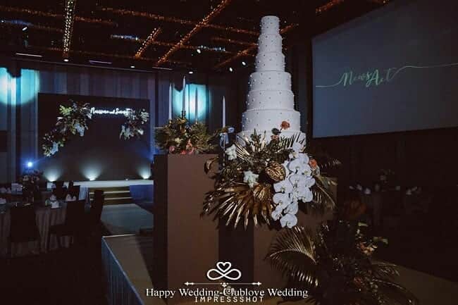 HappyWedding.Lifeのインスタグラム：「Wedding package 145,000 baht Backdrop size 3*6m Gallery 3*6m Wedding cake and decoration . ยินดีให้คำปรึกษาและให้บริการด้วยความเต็มใจครับ 📲 Line @clublovewedding (with the @)⠀ 📞 Tel : 092-441-4746 👉 IG : @clublovewedding 💕 FB : ดอกไม้งานแต่งงาน #clublovewedding #ดอกไม้งานแต่งงาน 📸Cr. @impressshot . . Detail on 🔽 https://happywedding.in.th/th/vendors/clublovewedding . . #backdrop #weddingmemories #weddingplanning #weddingthailand #happywedding #bride #engaged #engagement #wedding #weddings #weddingideas #weddinginspiration #weddingflowers #weddingday #realwedding #love #bridal #Decoration #weddingdecorations #happyweddingth #ไอเดียงานแต่งงาน #ไอเดียตกแต่งงานแต่ง #จัดงานแต่งงาน #ตกแต่งงานแต่งราคาถูก #ตกแต่งสถานที่ . . ติดตามผู้ให้บริการด้านตกแต่งงานแต่งงาน >> #HWdecoration」