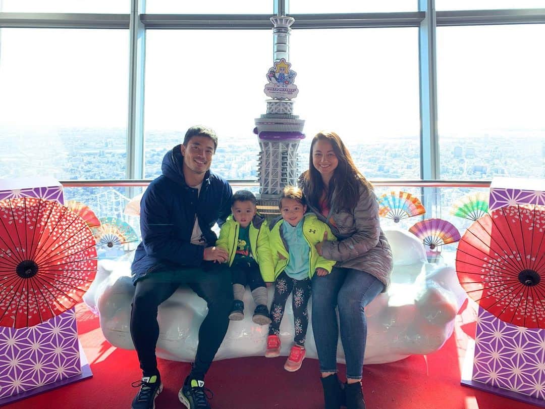 エリナ シルカのインスタグラム：「さっちゃんがスカイツリーをみて一言。  でっっっっか！！！！ さっちゃん、どこで覚えたよ。笑　初めて聞いた日本語😂」