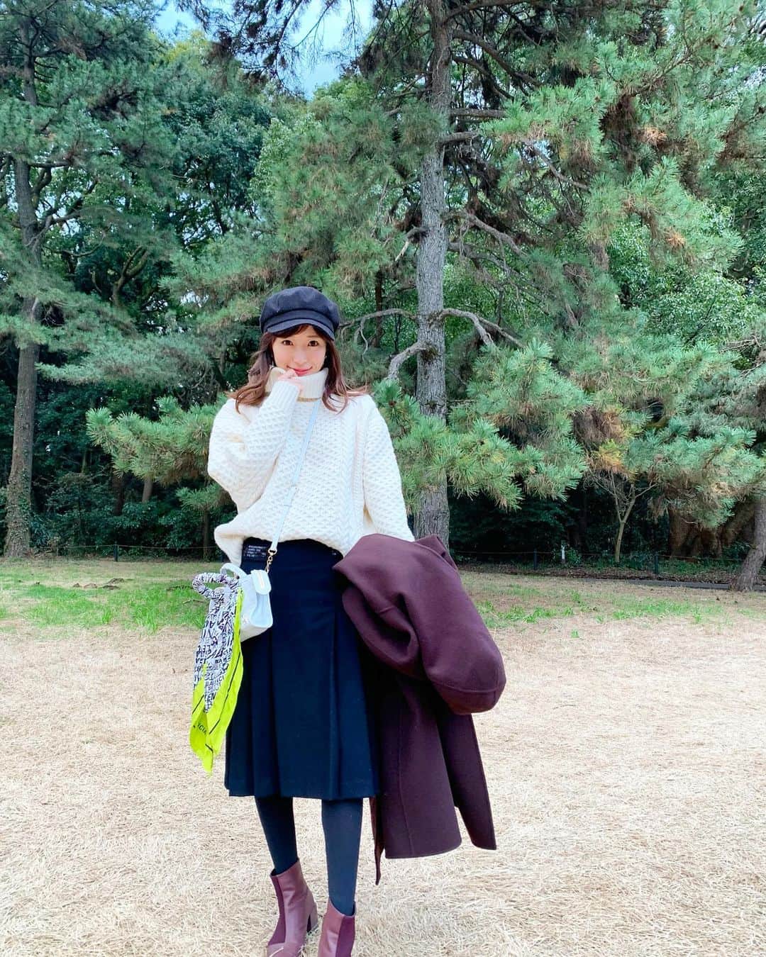 小林真由のインスタグラム：「初詣の洋服🎍﻿ ﻿ スパンコールが可愛い﻿ サイドプリーツスカート。﻿ タートルとの相性がとっても良くて﻿ お気に入りです🧣✨﻿ skirt: #maronenonfee ﻿ @maronenonfee ﻿ 今日から通常生活スタート！ すでに力の入る1日だった..﻿ 今年も1年頑張りましょう🐭✨ ﻿ ﻿ ﻿ #2020年 #新年 #子年 #2020 #初詣 #明治神宮 #ahappynewyear #ママコーデ #ママライフ #女の子ママ #1歳 #マーロンエノンフィ」