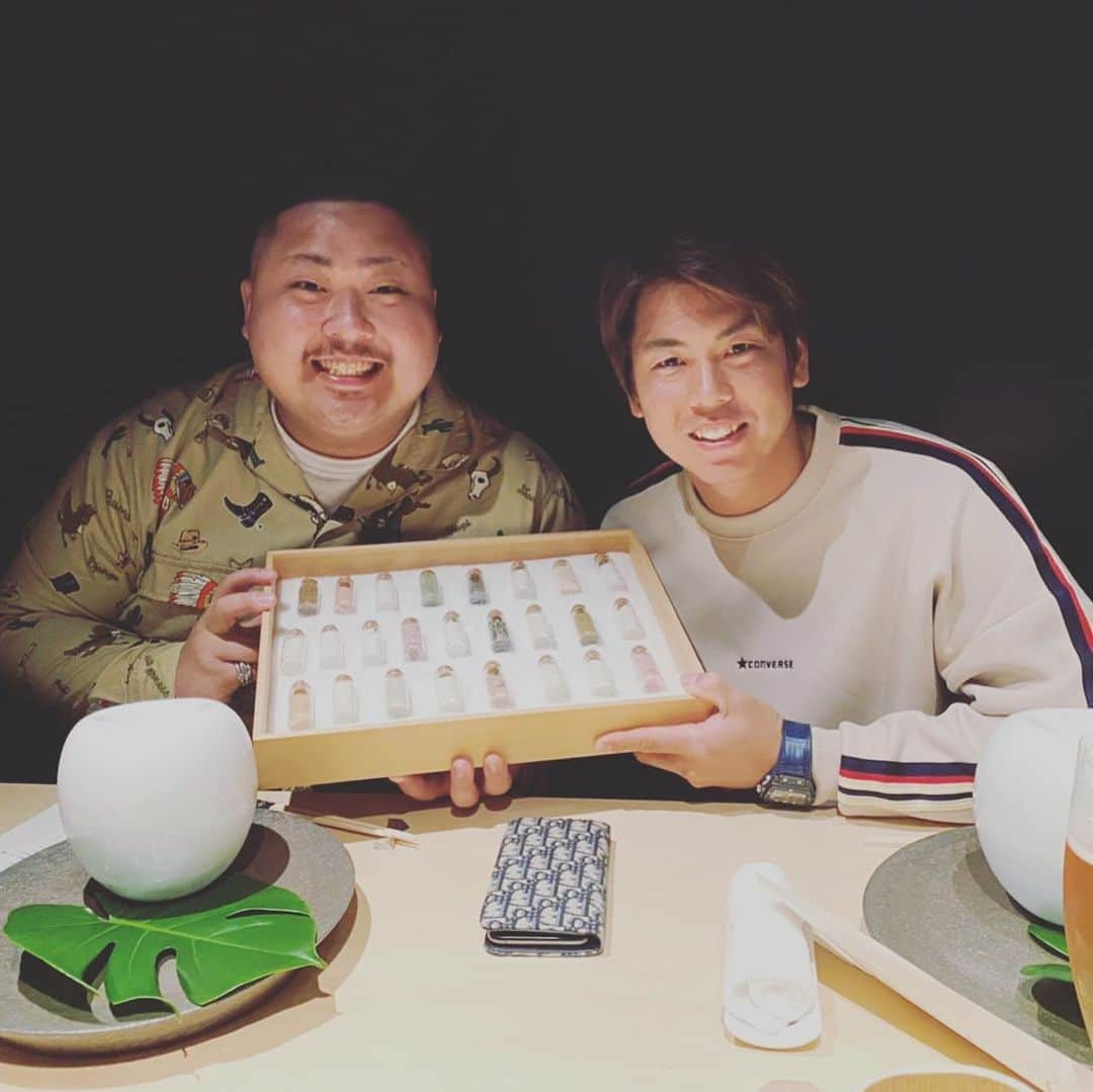 梅野隆太郎さんのインスタグラム写真 - (梅野隆太郎Instagram)「あけましておめでとうございます㊗️本年もよろしくお願いします🤲  今日は#bigfumi と25種の塩で料理が楽しめるお店にいます！ #梅野隆太郎」1月6日 19時00分 - ryutaro_umeno_official