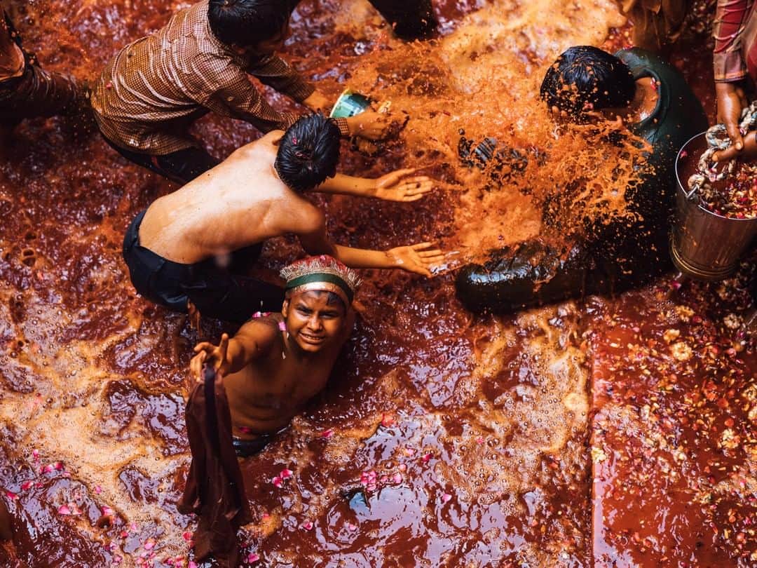 Fujifilm UKさんのインスタグラム写真 - (Fujifilm UKInstagram)「FEATURED PHOTOGRAPHER OF THE WEEK  Our featured photographer this week is @olliejonesphotography, who described this scene as one he will never forget. Whilst visiting last year’s Holi Festival in Vrindavan, India, Ollie simply loved the expression on this young boy’s face, and the fact he is totally oblivious to his friend getting soaked behind him…  FUJIFILM GFX 50S | GF110mmF2 R LM WR | F2.2 | ISO 500 | 1/1000 sec | Classic Chrome  #Fujifilm #GFX #GFX50S」1月6日 19時00分 - fujifilmuk