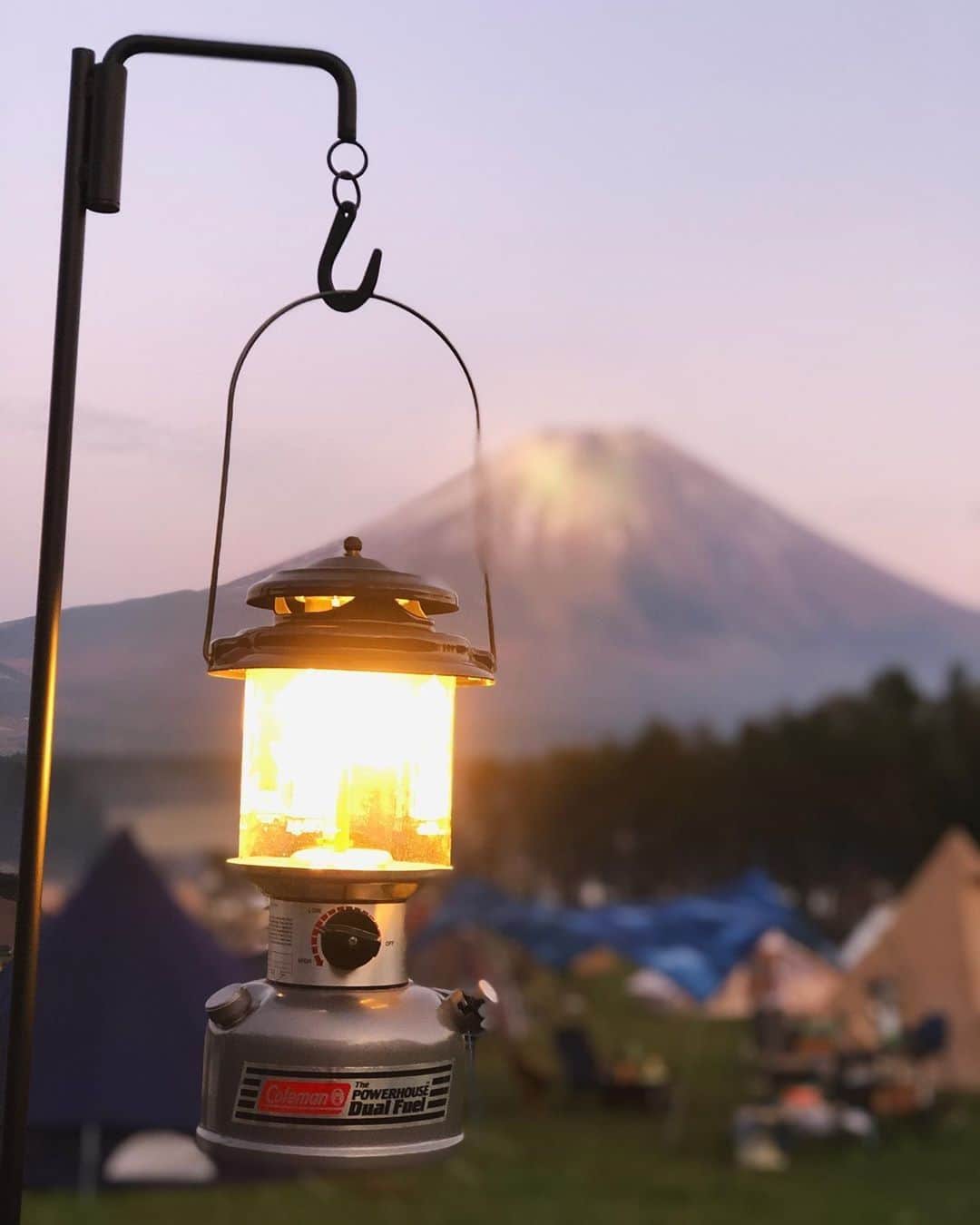 Coleman Japanのインスタグラム：「富士山🗻のふもとで灯そう。 ・ 📷：@masa4131さん（Instagram） 素敵なお写真ありがとうございました✨ ・ ━━━━━━━━━━━━━━━ #私のコールマン を付けて投稿して頂いた中から素敵なお写真は、コールマン公式SNSでご紹介させて頂きます♪ ━━━━━━━━━━━━━━━ ・ ・ ・ #灯そうColeman #灯そうコールマン #灯そう #Coleman #コールマン #Camp #キャンプ #Outdoor #アウトドア #Lantern #ランタン #富士山 #ふもとっぱら #絶景キャンプ  #秋冬キャンプ #冬キャンプ」