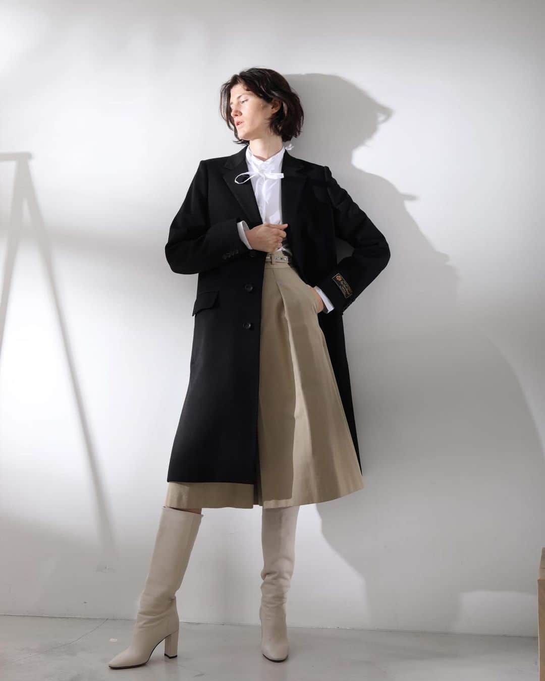 ビューティフルピープルさんのインスタグラム写真 - (ビューティフルピープルInstagram)「【LoroPiana wool Chester coat】 Made with the best quality Italian wool & cashmere in high standard tailoring details. Timeless long coat.  Available in both single & double breast styles.  イタリア・LoroPiana社の最高級ウールカシミアを使用したチェスターフィールドコート⁠⠀⁠⠀⁠⠀⠀⠀⁠⠀ ⁠⠀⁠⠀⠀⠀⁠⠀ 適度なゆとりを残しつつシャープなデザインに⁠⠀⠀⠀⁠⠀ ⁠⠀⠀⠀⁠⠀ 素材、縫製、仕立て⁠⠀⠀⠀⁠⠀ 全てにおいてこだわり⁠⠀⠀⠀⁠⠀ 永く愛用頂けるデザインに⁠⠀⠀⠀⁠⠀ ⁠⠀⠀⠀⁠⠀ ⁠⠀⁠⠀⠀⠀⁠⠀ 店頭、オンラインショップともに⁠⠀⠀⠀⁠⠀ ダブル、シングルの２型を展開⁠⠀⠀⠀⁠⠀ ⁠⠀⁠⠀⠀⠀⁠⠀ ご自分にぴったりのデザインをみつけてください。⁠⠀⁠⠀⁠⠀⠀⠀⁠⠀ ⁠⠀⁠⠀⁠⠀⁠⠀⁠⠀⠀⠀⁠⠀ Loro Piana⁠⠀⁠⠀⁠⠀⠀⠀⁠⠀ 1924年イタリアのクアローナで誕生した最高級カシミアと最高級ウールを取り扱う歴史ある生地メーカー。長年で培われた知識や技術を生かした高いクオリティの製品が世界のセレブリティから絶大な支持を得ています。⁠⠀⁠⠀⁠⠀⁠⠀⁠⠀⠀⠀⁠⠀ ⁠⠀⁠⠀⁠⠀⁠⠀⁠⠀⠀⠀⁠⠀ 独特の技術が生み出す柔らかな素材は綺麗な発色と上品な艶、しっとりとしたヌメリ感のある肌触りと軽さが特徴。適度にハリがあり型崩れもしにくい素材で永い間着ていただけます。⁠⠀⁠⠀⁠⠀⁠⠀⁠⠀⠀⠀⁠⠀ ⁠⠀⁠⠀⁠⠀⁠⠀⁠⠀⠀⠀⁠⠀ ⁠⠀⁠⠀⁠⠀⁠⠀⁠⠀⠀⠀⁠⠀ #beautifulpeople⁠⠀⁠⠀⁠⠀⁠⠀⁠⠀⠀⠀⁠⠀ #loropiana⁠⠀⁠⠀⁠⠀⁠⠀⁠⠀⠀⠀⁠⠀ #chesterfieldcoat⁠⠀⁠⠀⁠⠀⁠⠀⁠⠀⠀⠀⁠⠀ #ビューティフルピープル⁠⠀⁠⠀⁠⠀⁠⠀⁠⠀⠀⠀⁠⠀ #ロロピアーナ⁠⠀⁠⠀⁠⠀⁠⠀⁠⠀⠀⠀⁠⠀ #チェスターコート⁠⠀⁠⠀⁠⠀⁠⠀⁠⠀⠀⠀⁠⠀ #定番アイテム⁠⠀⁠⠀⁠⠀⁠⠀⁠⠀⠀⠀⁠⠀ #standarditem⁠⠀⁠⠀⁠⠀⁠⠀⁠⠀⠀⠀⁠⠀ #スタンダードアイテム⁠⠀」1月6日 19時09分 - beautifulpeople_officialsite