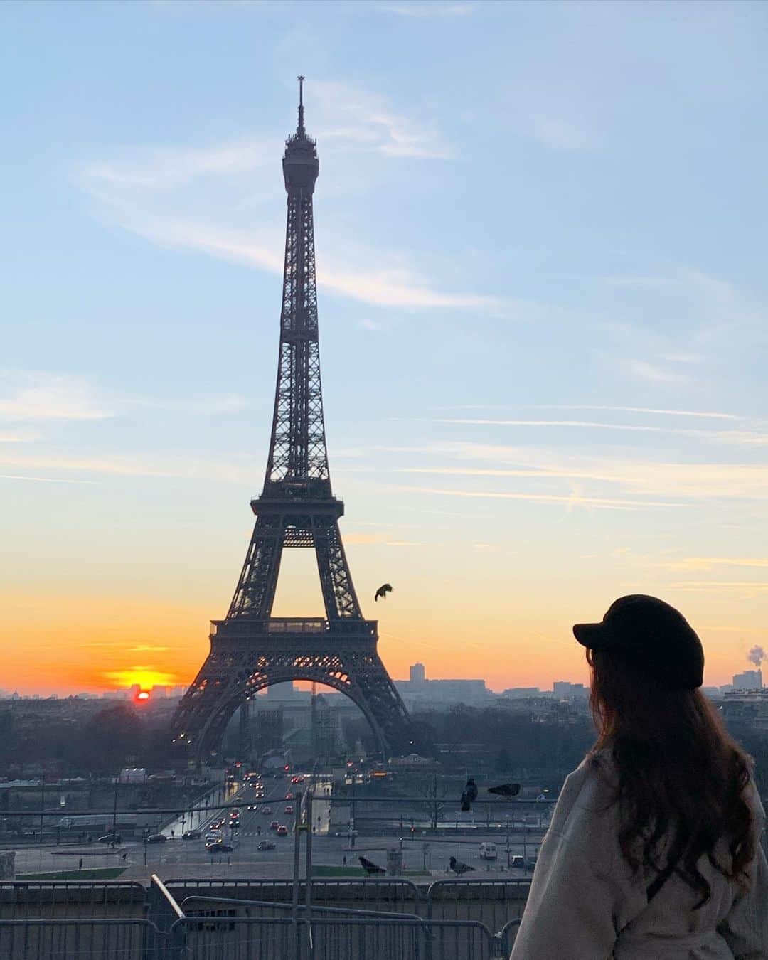 ゆうりちゃんさんのインスタグラム写真 - (ゆうりちゃんInstagram)「朝も昼も夜も エッフェル塔は凛としていてとても素敵🥺💕 . 今の時期は空が曇ってると 噂で聞いていたのですが... なんと、運良く毎日晴れ続き😭☀️ どの写真も加工なしです🤳♡ . #エッフェル塔#パリ#パリ旅行#フランス#フランス旅行」1月6日 19時02分 - yuurichangram