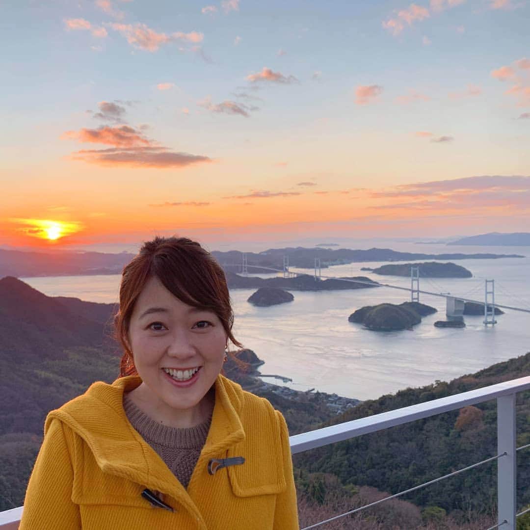 滝香織さんのインスタグラム写真 - (滝香織Instagram)「大好きな場所 #亀老山展望公園 お正月休み最終日は、#しまなみ海道 の#大島 に行って来ました😊 前回来た時とは、太陽の沈む場所が違ってびっくり。 季節が巡ったんだなぁ。 一度として同じことはなく、何度見ても美しい。  さらに、今回は珍しい#太陽柱 なるものも見られました。 太陽が沈んだ後に見える光の柱。 なんだかいい1年になりそうです。  #亀老山 #今治 #愛媛  #instagood #shimanami #island #あいテレビ #アナウンサー #滝香織」1月6日 19時03分 - kaorin_taki