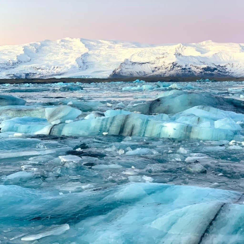 原田まりるのインスタグラム：「流氷が浮かぶ氷河湖の写真です。上流から大きな氷が流れてきています。 #iceland #アイスランド #氷河湖」