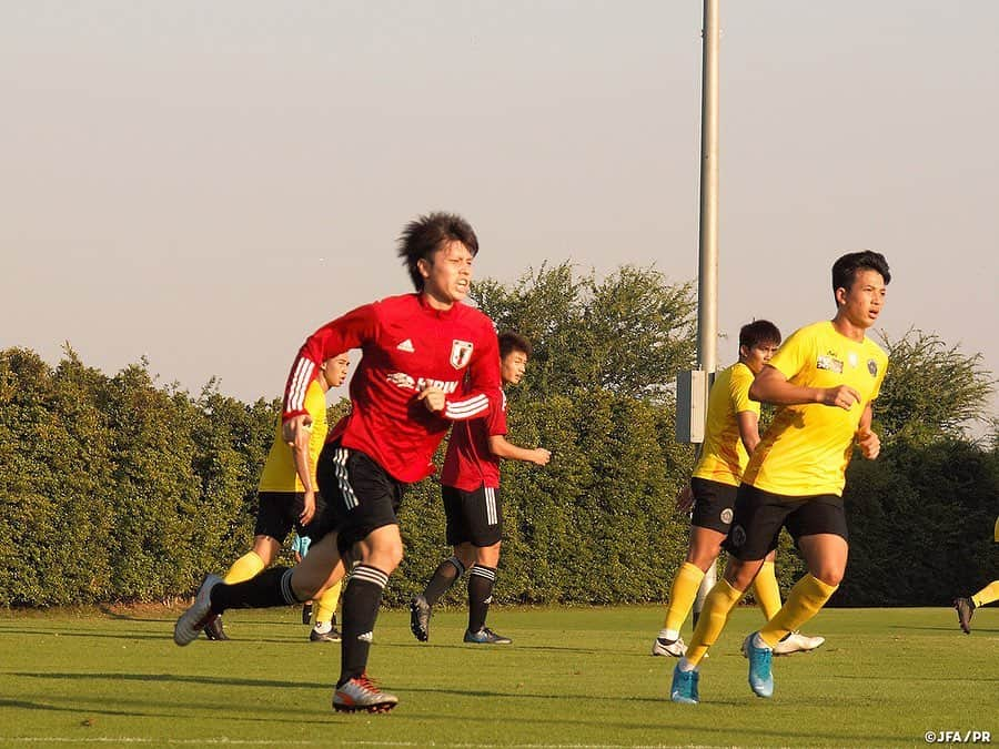 日本サッカー協会さんのインスタグラム写真 - (日本サッカー協会Instagram)「📸#U23日本代表 事前キャンプ終了！② ・ 1/8に開幕するAFC U-23選手権タイ2020に向け、1/3～5の事前キャンプが終了しました。 ・ 3日、4日と連日二部練習を実施し、暑熱対策を講じながら準備を進めたU-23日本代表。4日午後のトレーニングには、バンコク日本人学校に通う子どもたちが訪れ、決まっていくゴールに大喜びしながら見学していました。 ・ 5日は元#鹿島アントラーズ の#石井正忠 監督率いるタイ1部リーグのSamut Prakan City FC練習試合が組まれ、5-0で勝利しました。 ・ チームは練習試合後に、試合が行われるバンコクに移動しました。「互いの描くイメージをさらに合わせて」（森保監督）いくために、トレーニング、ミーティングを重ねていきます。 ――― 🏆AFC U-23選手権タイ2020（1/8～26） 1/9 22:15 🆚U-23サウジアラビア🇸🇦 1/12 22:15 🆚U-23シリア🇸🇾 1/15 22:15 🆚U-23カタール🇶🇦 📺テレビ朝日系列/NHK-BS1 👉大会情報はJFA.jpへ #daihyo #U23日本代表 #AFCU23 ―――」1月6日 19時06分 - japanfootballassociation