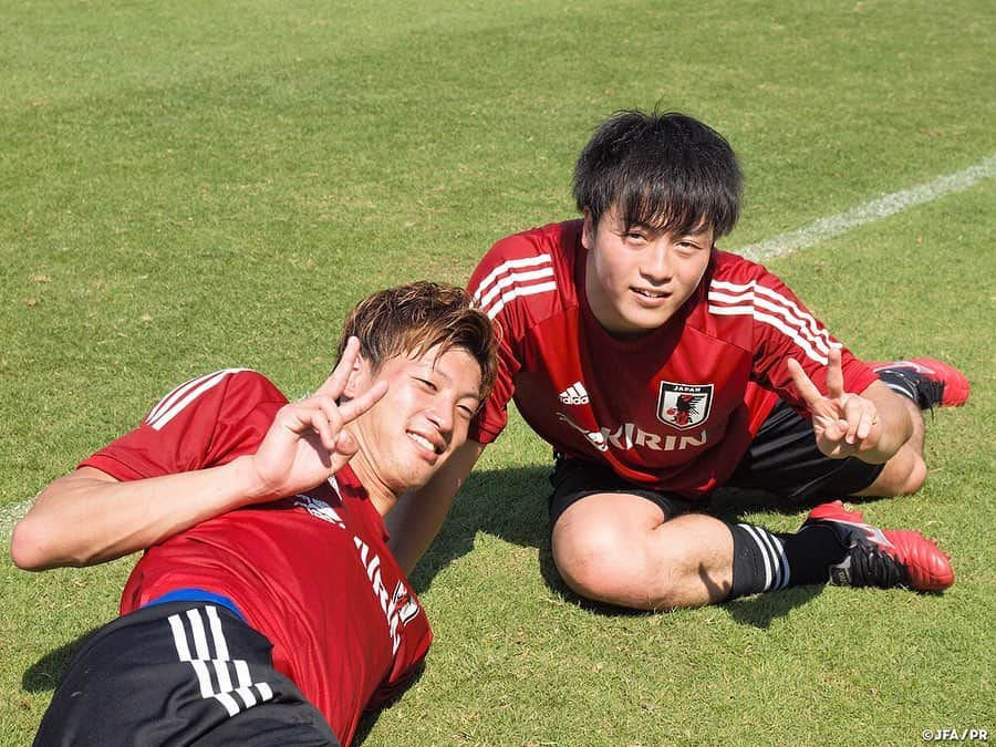 日本サッカー協会さんのインスタグラム写真 - (日本サッカー協会Instagram)「📸#U23日本代表 事前キャンプ終了！② ・ 1/8に開幕するAFC U-23選手権タイ2020に向け、1/3～5の事前キャンプが終了しました。 ・ 3日、4日と連日二部練習を実施し、暑熱対策を講じながら準備を進めたU-23日本代表。4日午後のトレーニングには、バンコク日本人学校に通う子どもたちが訪れ、決まっていくゴールに大喜びしながら見学していました。 ・ 5日は元#鹿島アントラーズ の#石井正忠 監督率いるタイ1部リーグのSamut Prakan City FC練習試合が組まれ、5-0で勝利しました。 ・ チームは練習試合後に、試合が行われるバンコクに移動しました。「互いの描くイメージをさらに合わせて」（森保監督）いくために、トレーニング、ミーティングを重ねていきます。 ――― 🏆AFC U-23選手権タイ2020（1/8～26） 1/9 22:15 🆚U-23サウジアラビア🇸🇦 1/12 22:15 🆚U-23シリア🇸🇾 1/15 22:15 🆚U-23カタール🇶🇦 📺テレビ朝日系列/NHK-BS1 👉大会情報はJFA.jpへ #daihyo #U23日本代表 #AFCU23 ―――」1月6日 19時06分 - japanfootballassociation